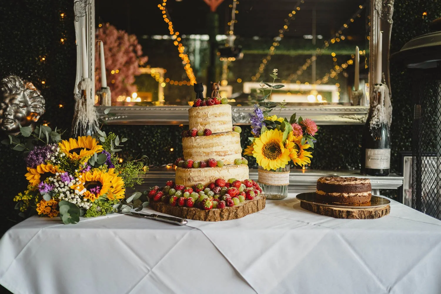  Geraldine and Greg’s cool wedding in the Treehouse at AMPM/Cabaret Supper Club in Belfast.  After their ceremony in Saintfield, we took the couple to Botanic Gardens in Belfast for their Wedding Photos.   