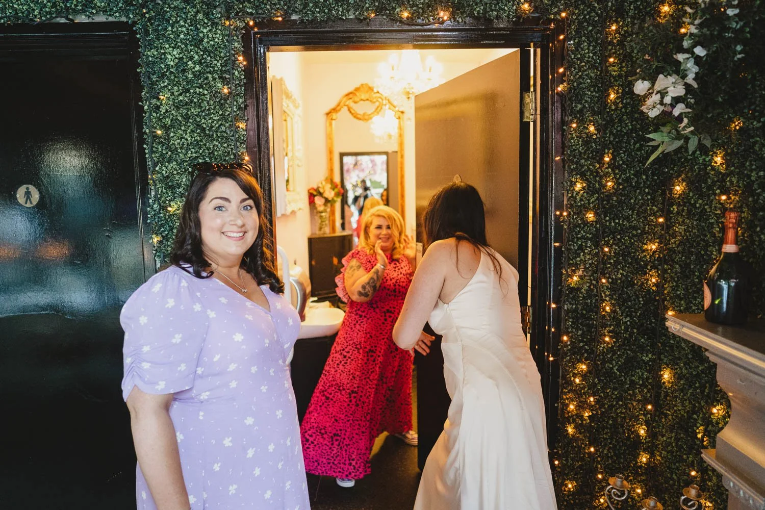  Geraldine and Greg’s cool wedding in the Treehouse at AMPM/Cabaret Supper Club in Belfast.  After their ceremony in Saintfield, we took the couple to Botanic Gardens in Belfast for their Wedding Photos.   