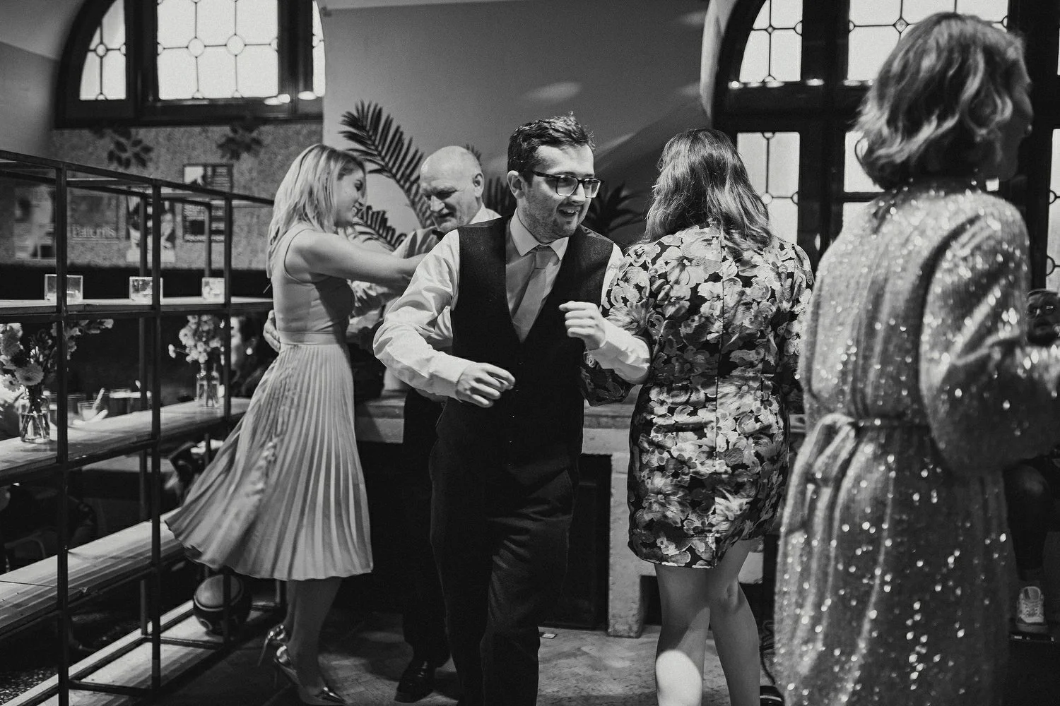  Laura and Alex from Inbetween Days photography got married in Brighton in 2021. They got ready in the Grand Hotel Brighton with a same-sex wedding ceremony in Brighton Town Hall.  A dinner with close friends in Med Brighton was followed by a LOT of 