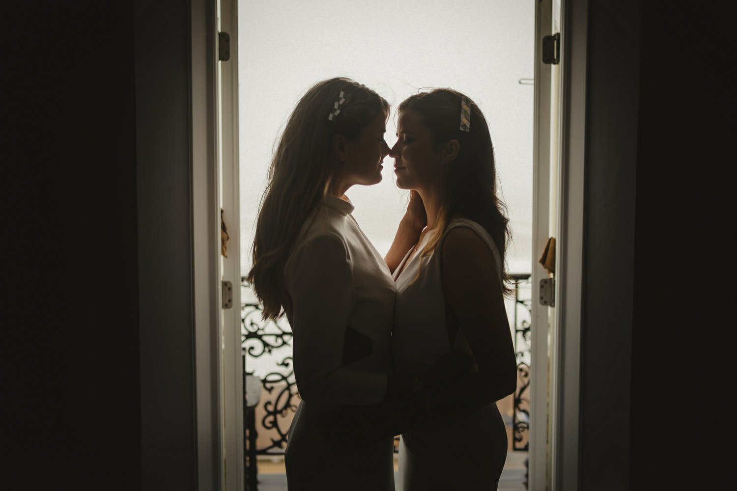  Laura and Alex from Inbetween Days photography got married in Brighton in 2021. They got ready in the Grand Hotel Brighton with a same-sex wedding ceremony in Brighton Town Hall.  A dinner with close friends in Med Brighton was followed by a LOT of 