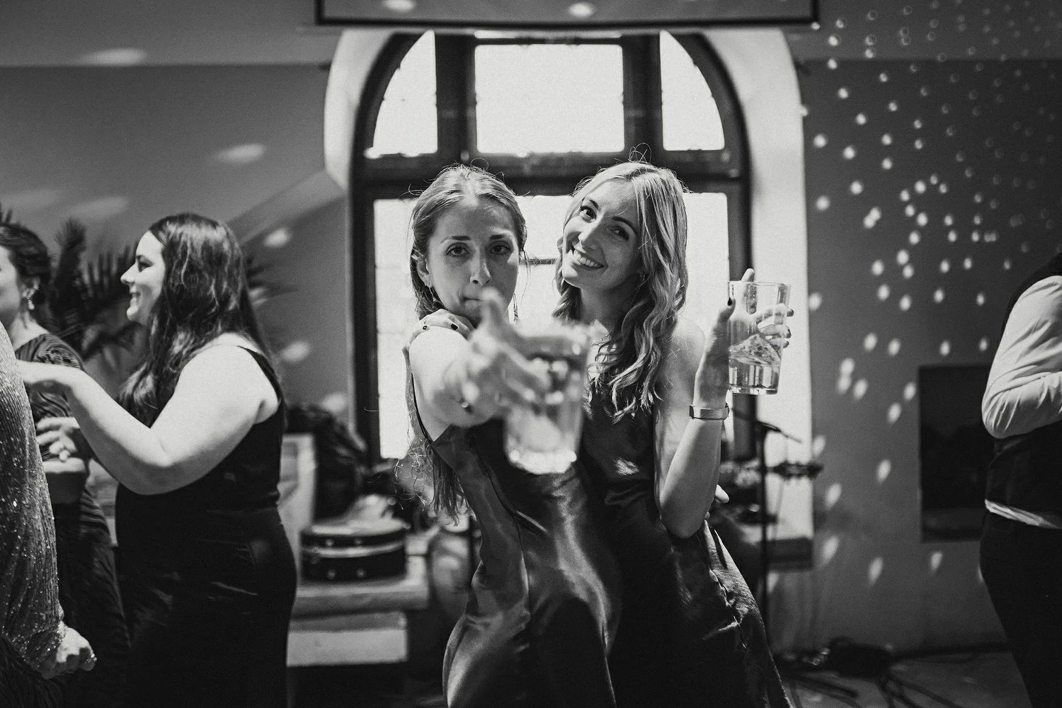  Laura and Alex from Inbetween Days photography got married in Brighton in 2021. They got ready in the Grand Hotel Brighton with a same-sex wedding ceremony in Brighton Town Hall.  A dinner with close friends in Med Brighton was followed by a LOT of 