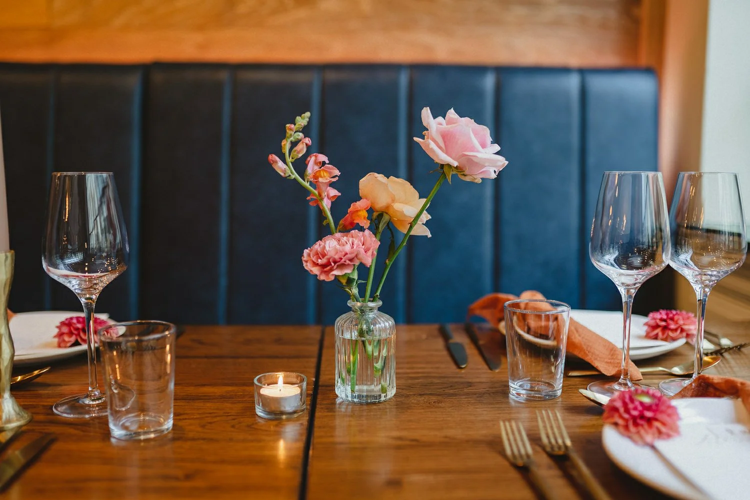  Laura and Alex from Inbetween Days photography got married in Brighton in 2021. They got ready in the Grand Hotel Brighton with a same-sex wedding ceremony in Brighton Town Hall.  A dinner with close friends in Med Brighton was followed by a LOT of 
