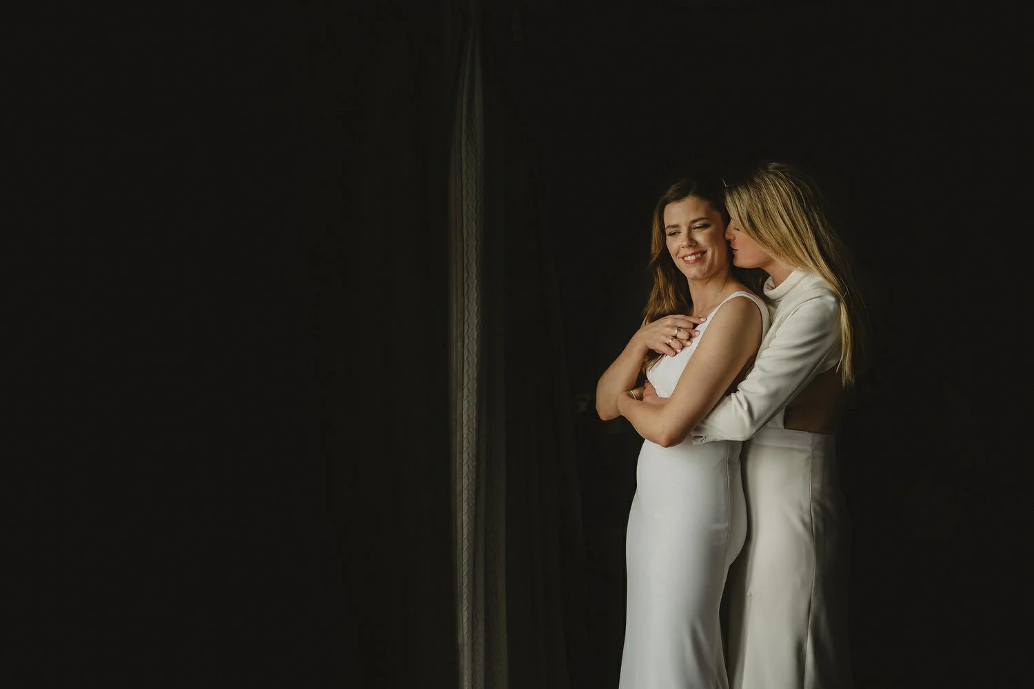  Laura and Alex from Inbetween Days photography got married in Brighton in 2021. They got ready in the Grand Hotel Brighton with a same-sex wedding ceremony in Brighton Town Hall.  A dinner with close friends in Med Brighton was followed by a LOT of 