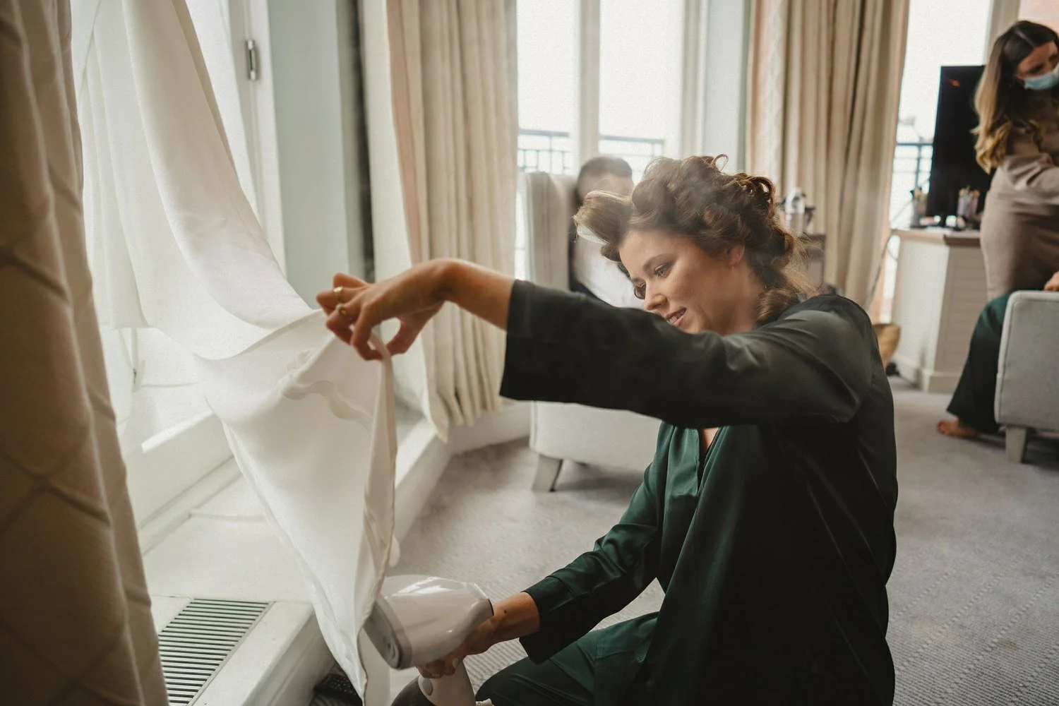  Laura and Alex from Inbetween Days photography got married in Brighton in 2021. They got ready in the Grand Hotel Brighton with a same-sex wedding ceremony in Brighton Town Hall.  A dinner with close friends in Med Brighton was followed by a LOT of 