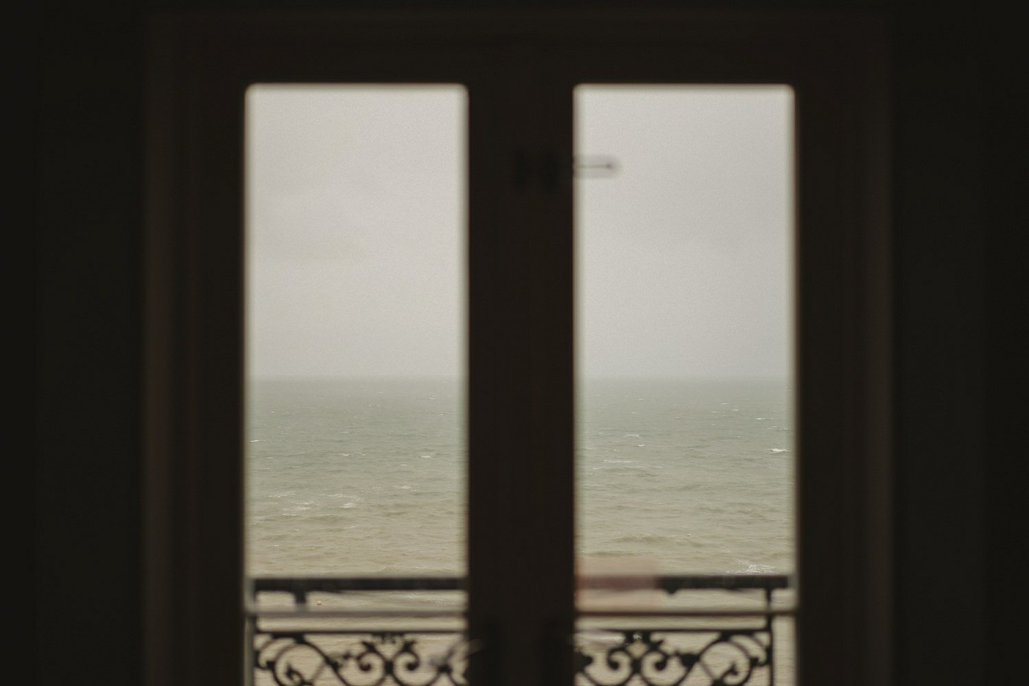  Laura and Alex from Inbetween Days photography got married in Brighton in 2021. They got ready in the Grand Hotel Brighton with a same-sex wedding ceremony in Brighton Town Hall.  A dinner with close friends in Med Brighton was followed by a LOT of 