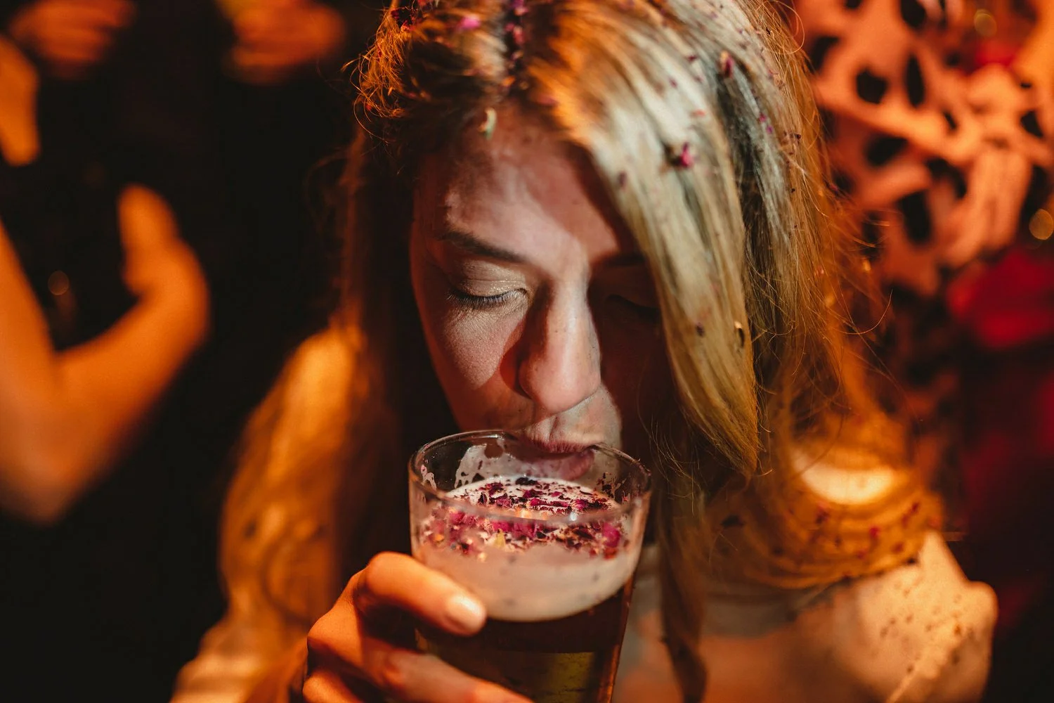  Laura and Alex from Inbetween Days photography got married in Brighton in 2021. They got ready in the Grand Hotel Brighton with a same-sex wedding ceremony in Brighton Town Hall.  A dinner with close friends in Med Brighton was followed by a LOT of 