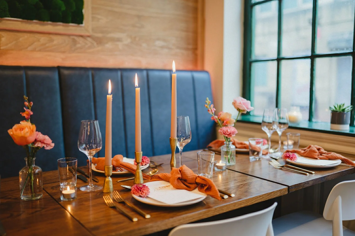  Laura and Alex from Inbetween Days photography got married in Brighton in 2021. They got ready in the Grand Hotel Brighton with a same-sex wedding ceremony in Brighton Town Hall.  A dinner with close friends in Med Brighton was followed by a LOT of 