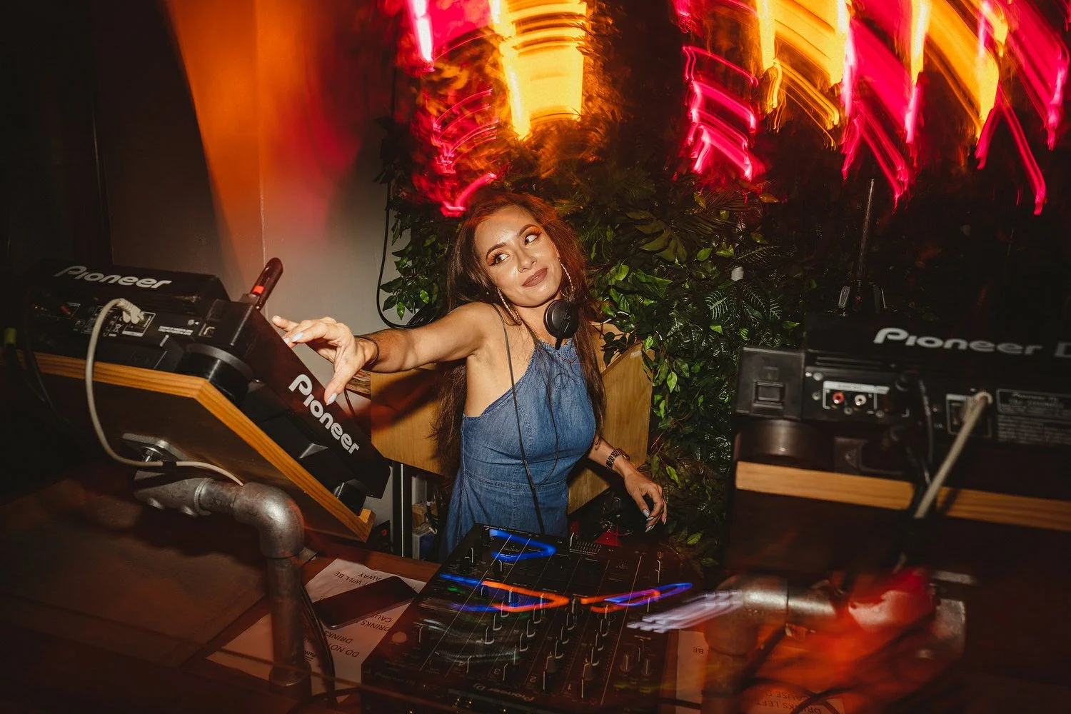  Laura and Alex from Inbetween Days photography got married in Brighton in 2021. They got ready in the Grand Hotel Brighton with a same-sex wedding ceremony in Brighton Town Hall.  A dinner with close friends in Med Brighton was followed by a LOT of 