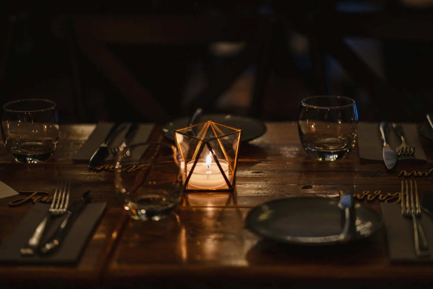  Laura and Matthews wedding in the Muddler’s Club restaurant in Belfast’s Cathedral Quarter. The couple got ready in the Hilton hotel before heading to St.Malachy’s church for their ceremony. Afterwards, we took photos around Cathedral Quarter before