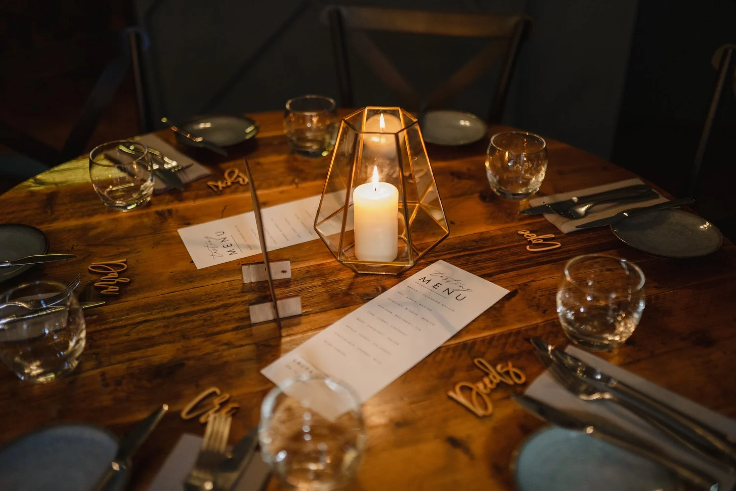  Laura and Matthews wedding in the Muddler’s Club restaurant in Belfast’s Cathedral Quarter. The couple got ready in the Hilton hotel before heading to St.Malachy’s church for their ceremony. Afterwards, we took photos around Cathedral Quarter before