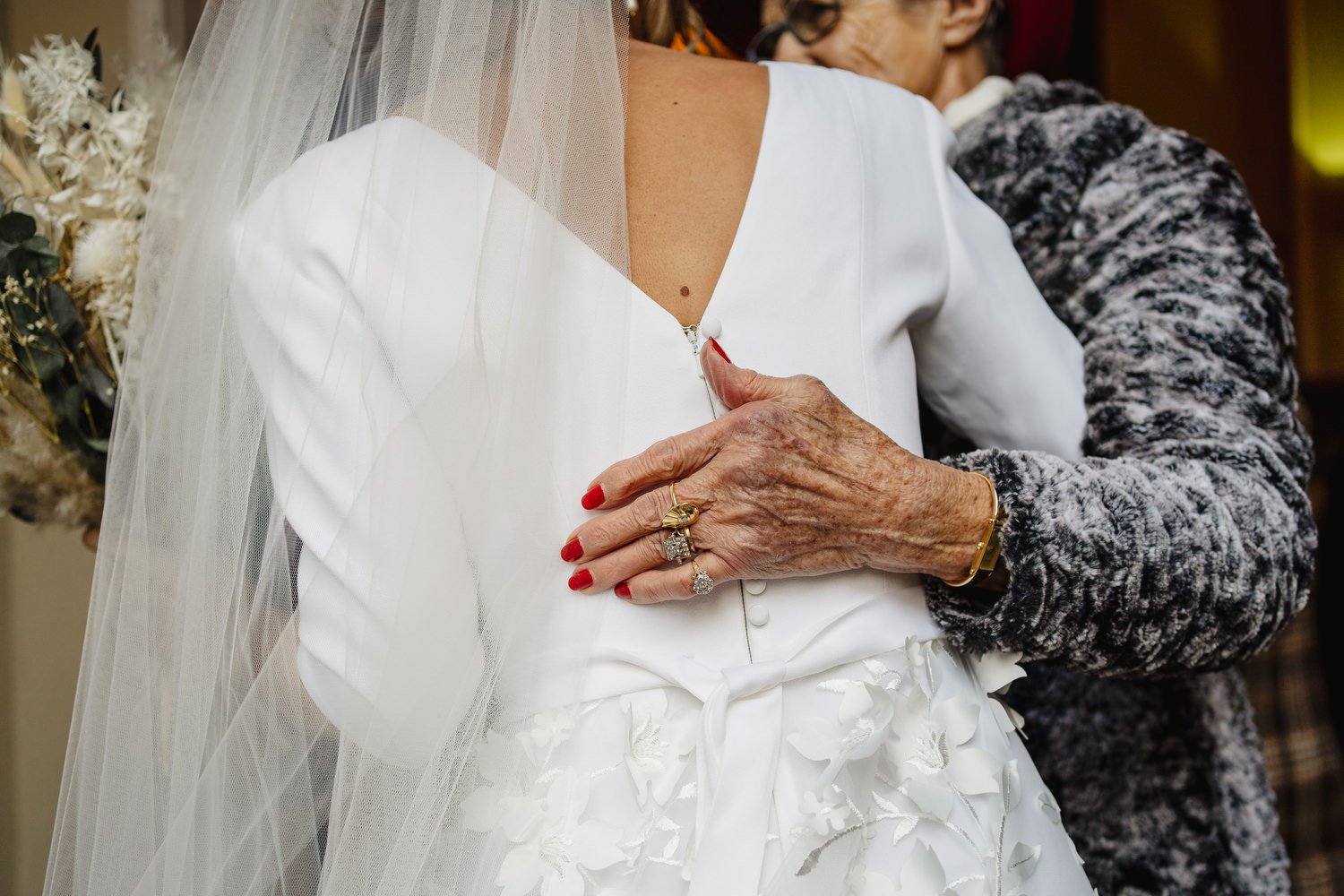  Laura and Matthews wedding in the Muddler’s Club restaurant in Belfast’s Cathedral Quarter. The couple got ready in the Hilton hotel before heading to St.Malachy’s church for their ceremony. Afterwards, we took photos around Cathedral Quarter before
