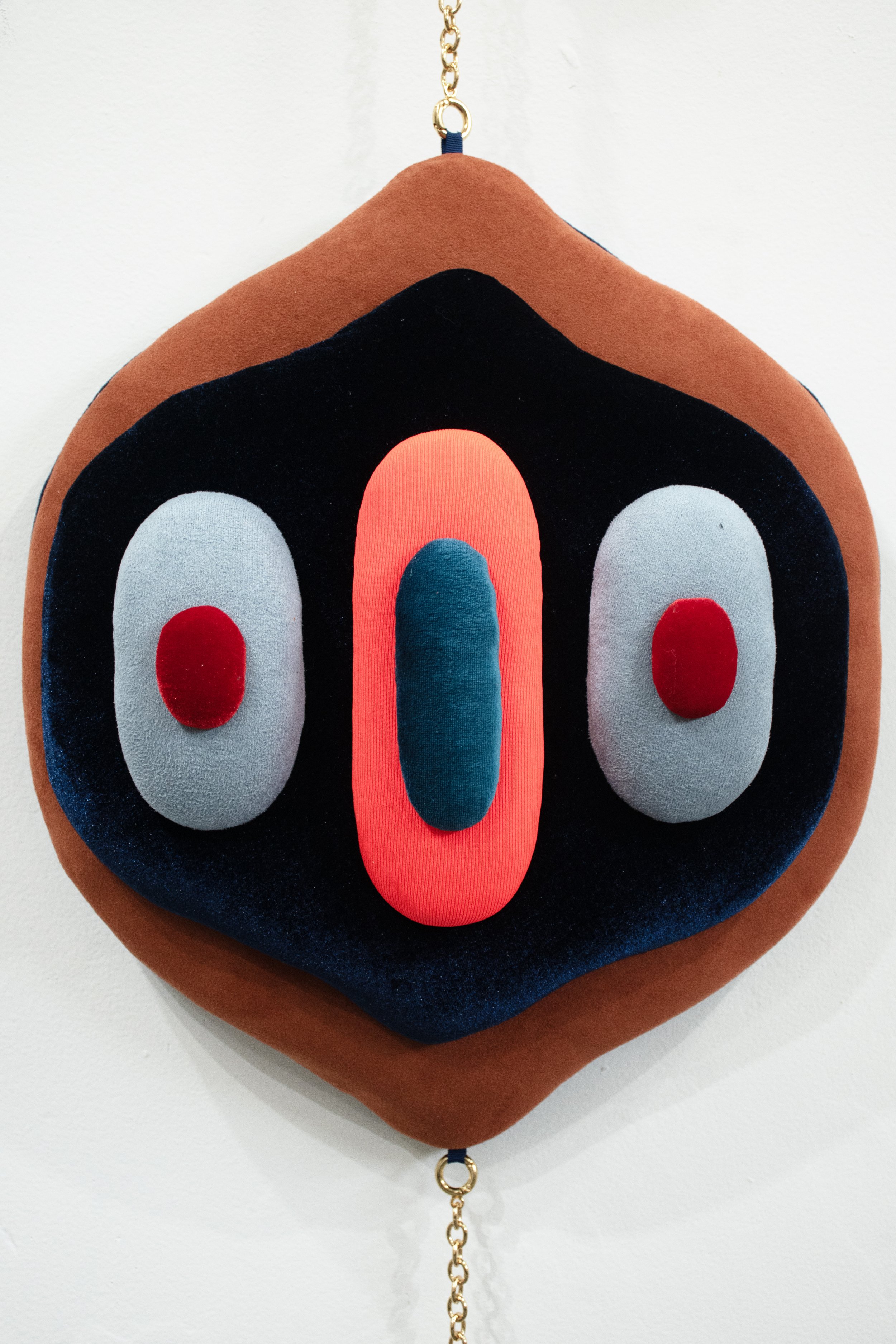 Amuleto-bicho, 2024
Série: "Imagens preenchedoras"