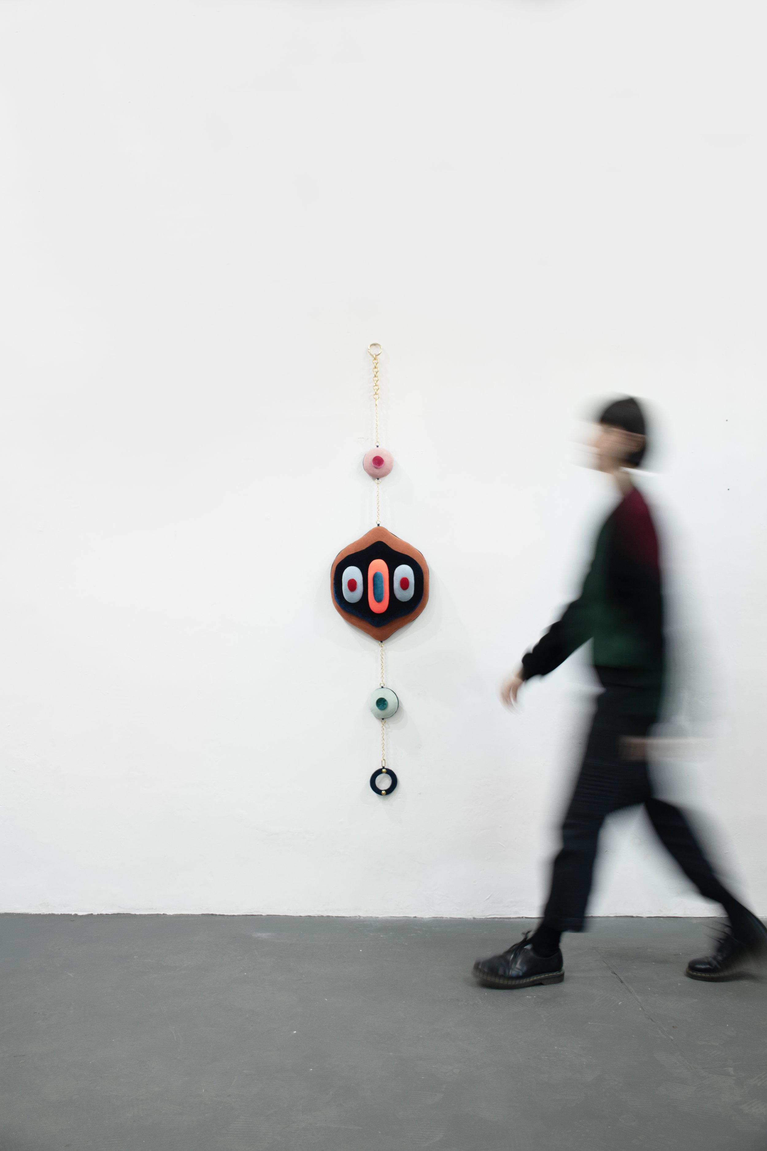 Amuleto-bicho, 2024
Série: "Imagens preenchedoras"