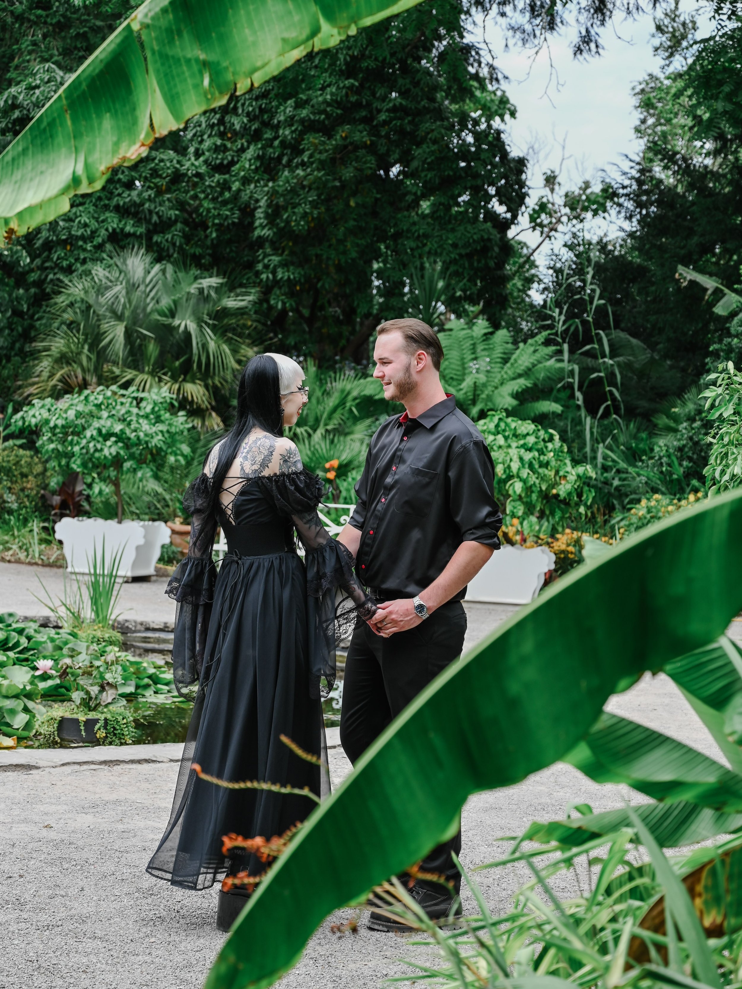 Your love story doesn&rsquo;t have to fit a certain aesthetic 🖤

Whether your style is classic, alternative, gothic, colourful, quirky or completely your own&hellip;I want your photos to feel like you.

These two brought their own style to their sho
