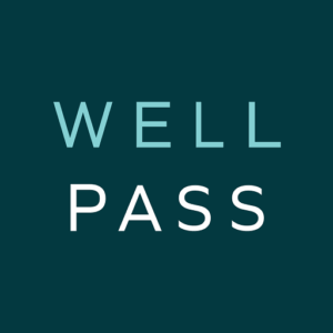 Das Bild zeigt das Wort 'WELL' über 'PASS' in weißen Buchstaben auf dunkelblauem Hintergrund.