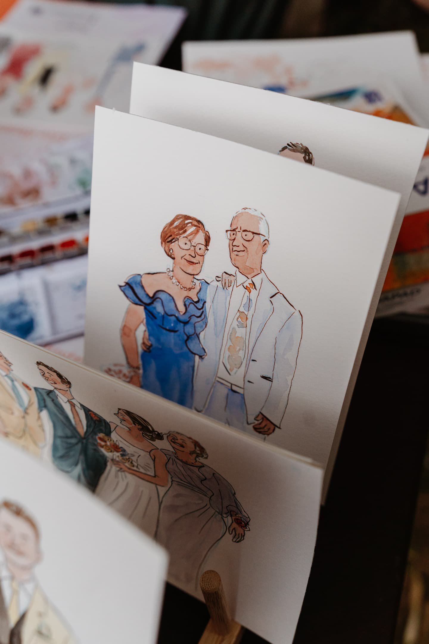 Cartes avec des portraits stylisés d'une femme et d'un homme vêtus élégamment, probablement des caricatures ou dessins humoristiques.