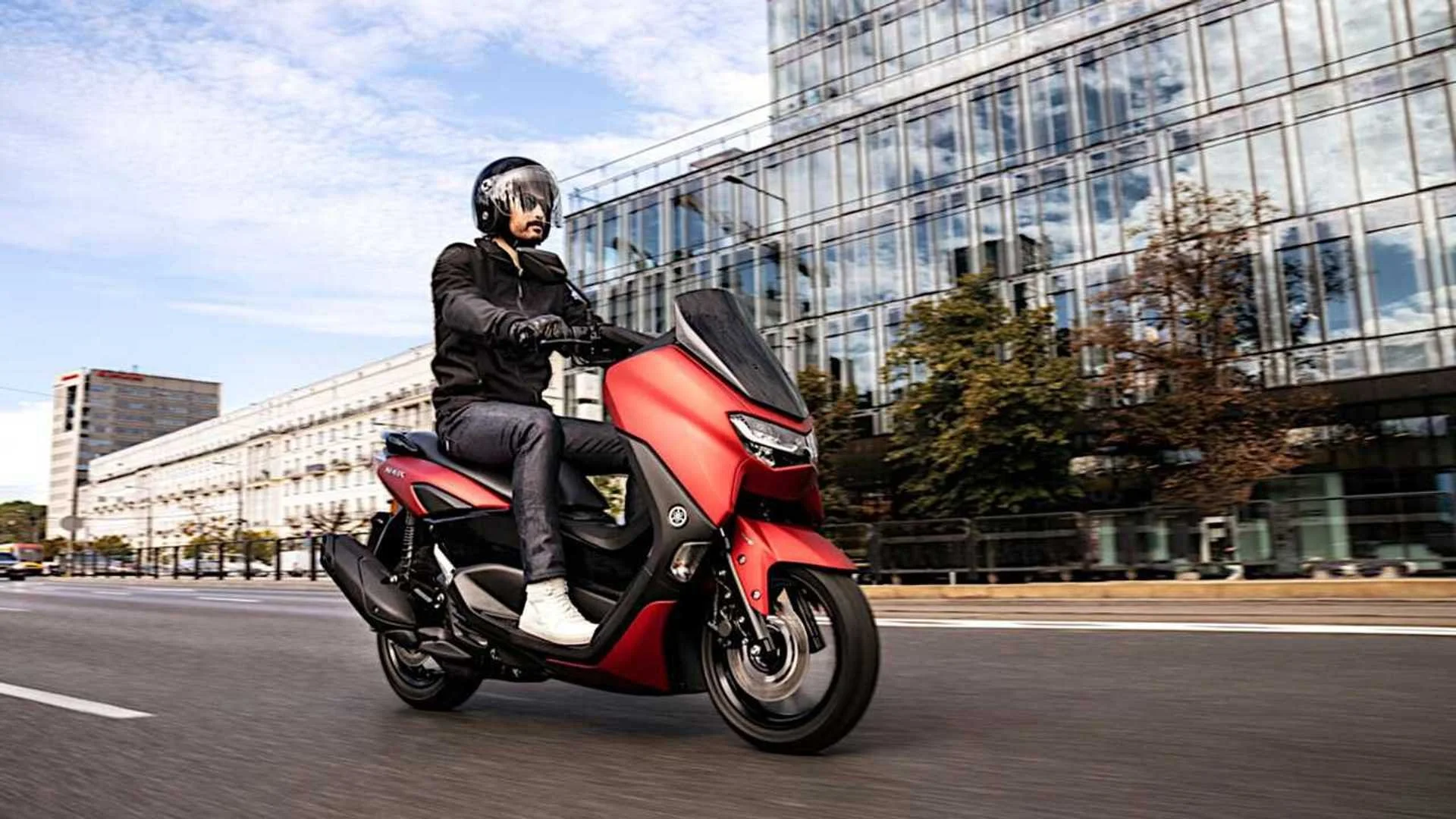2021-yamaha-nmax---red---right-side-riding.jpg
