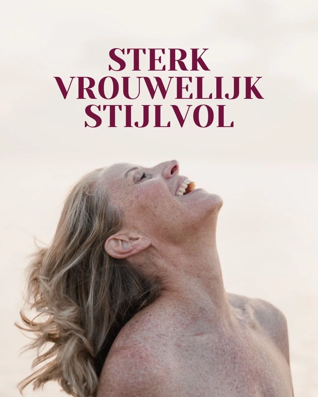 Een lachende vrouw met lang blond haar die haar hoofd achterover helt, met de tekst 'Sterk vrouwelijk stijlvol' boven haar hoofd.