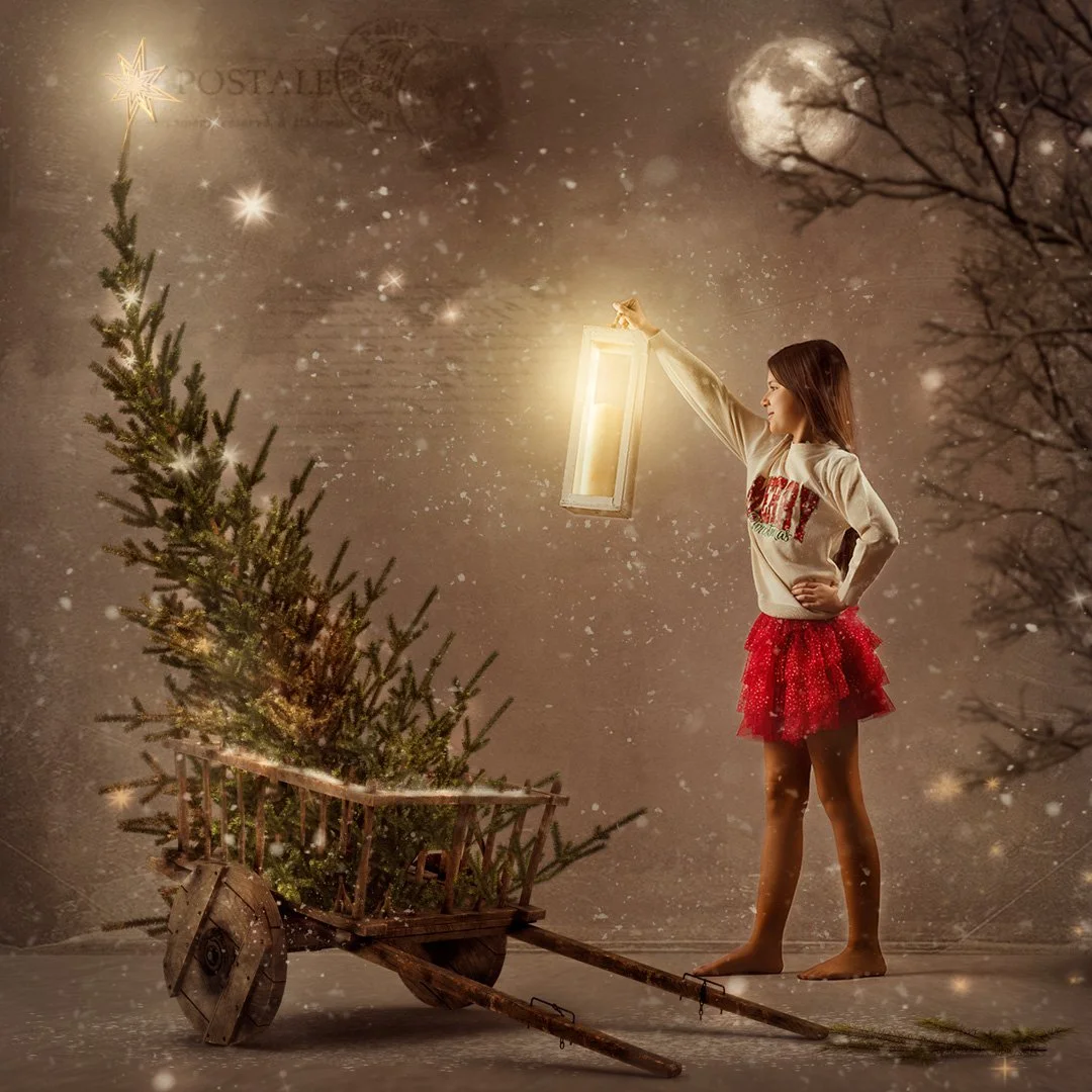 Joven con falda roja y suéter navideño sostiene una linterna en un escenario con un árbol de Navidad, luna llena y estrellas en el cielo. Se observa una carreta de madera con un árbol de Navidad decorado.