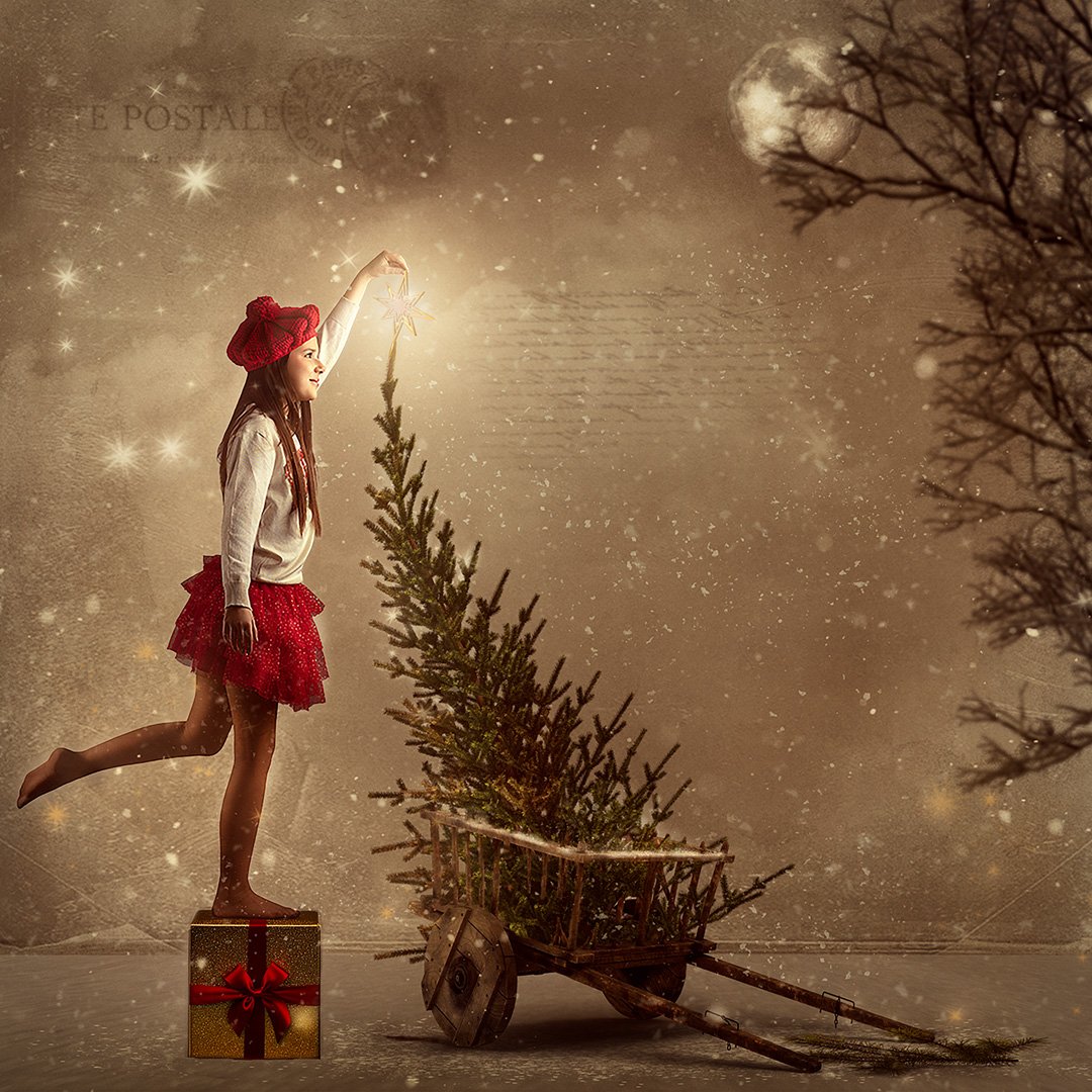 Niña con gorro rojo, sosteniendo una estrella en la mano, de pie sobre una caja de regalo con la parte superior de un árbol de Navidad, con un trineo de madera y un árbol decorativo, en un fondo con nieve y un cielo sepia con la luna y algunos árbole
