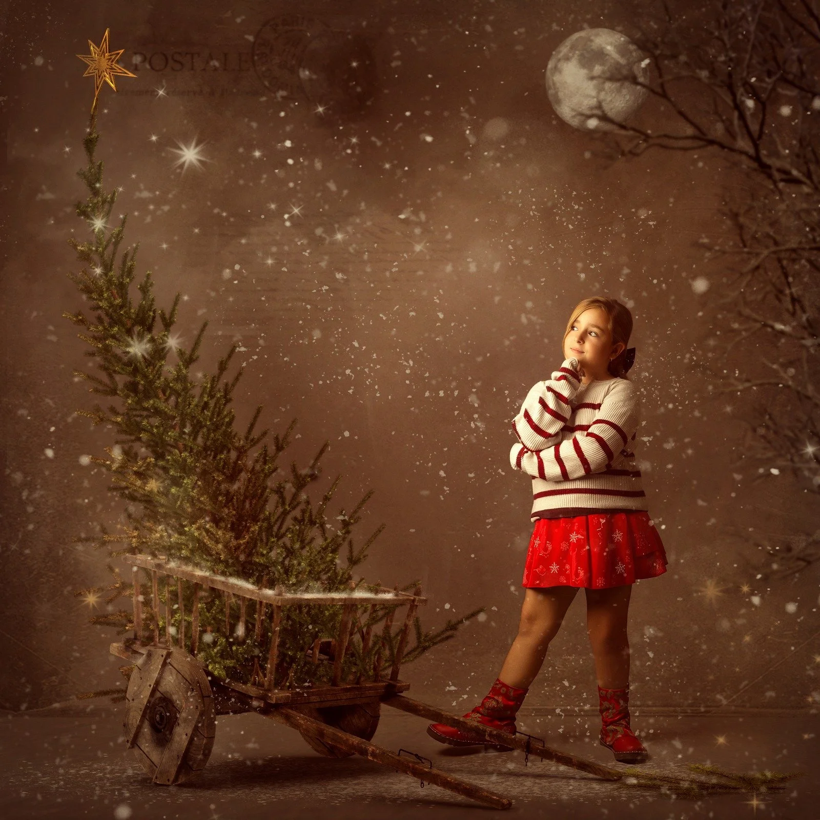 Niña con suéter de rayas, falda roja y botas rojas, pensativa junto a un árbol de Navidad en fondo de luna llena y nieve.
