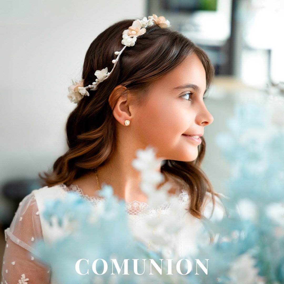 Retrato de una joven con peinado de iglesia y corona de flores, sonriendo y mirando hacia la derecha. La palabra 'COMUNION' está en la parte inferior de la imagen.