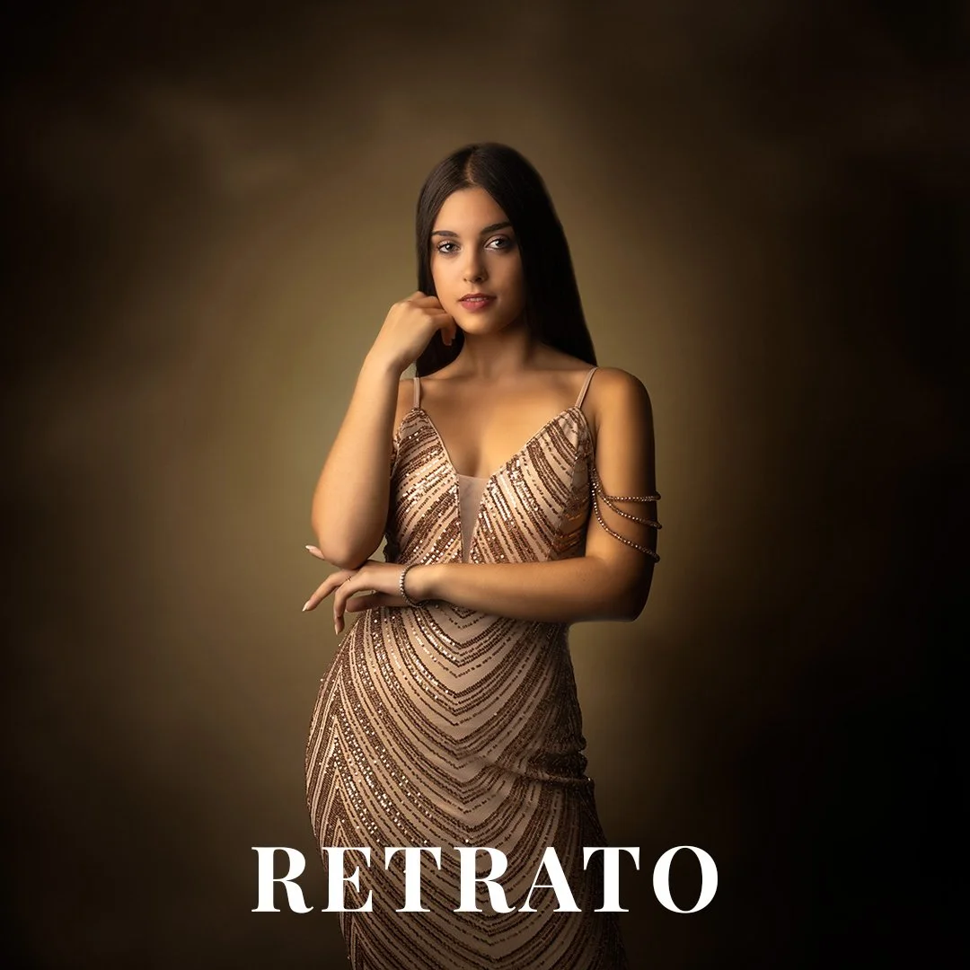 Retrato de una mujer con vestido dorado con detalles brillantes y fondo de tono marrón oscuro.