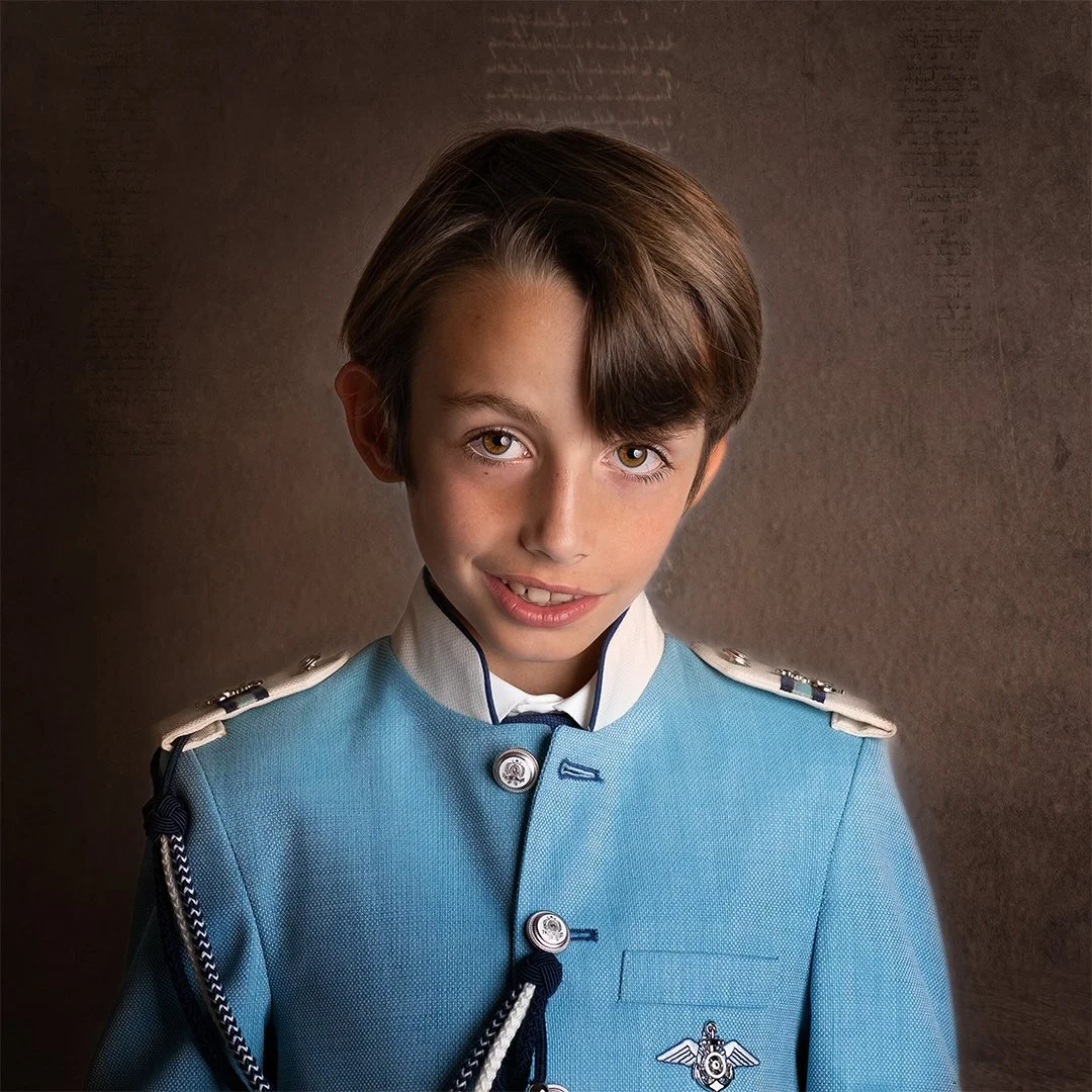 Joven con uniforme de oficial de policía en tonos azules, con insignias y medalla, sonriendo