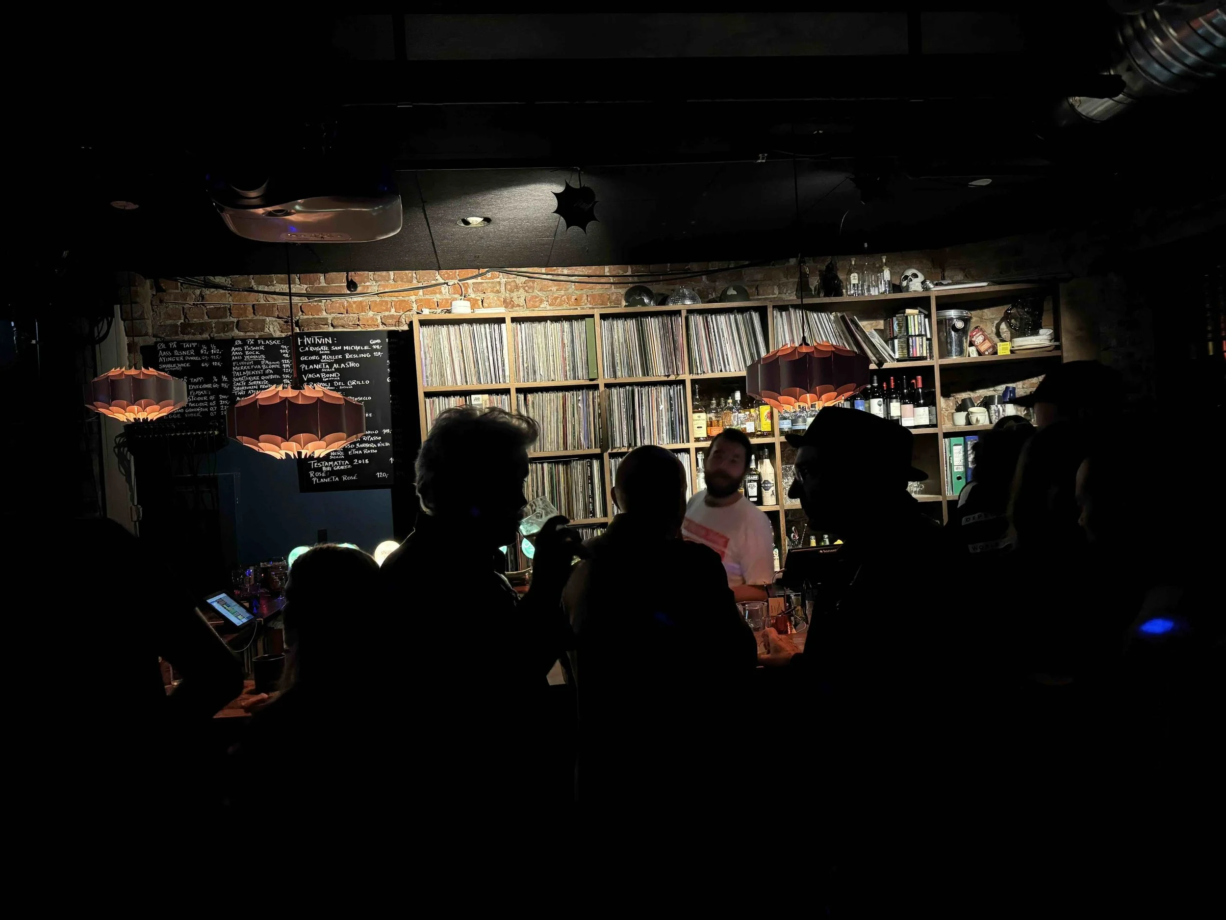 En rekke barer og møteplasser, musikkscener som samler mye folk