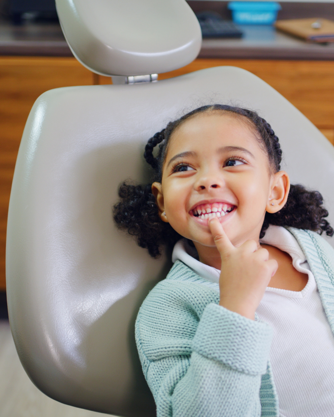Amanda Campbell dentist in Ottawa performing kids dental check up