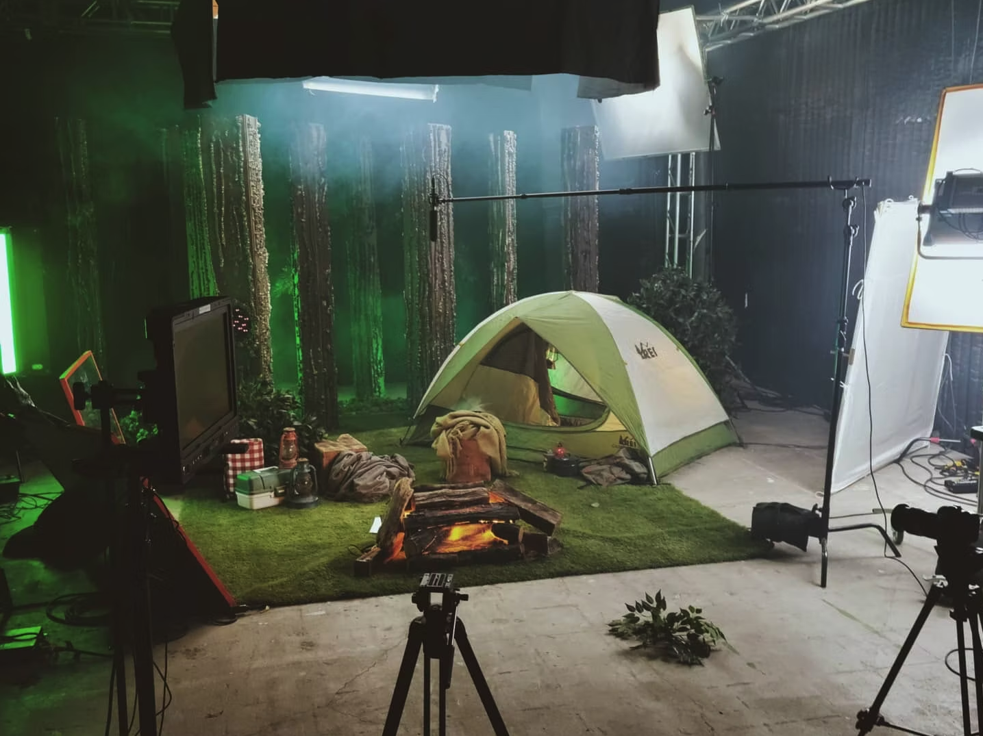 Forest Phenomenon - YouTube Series
This was a studio set build for a web series created for Buzzfeed Unsolved Network. Shot in-studio at Buzzfeed LA