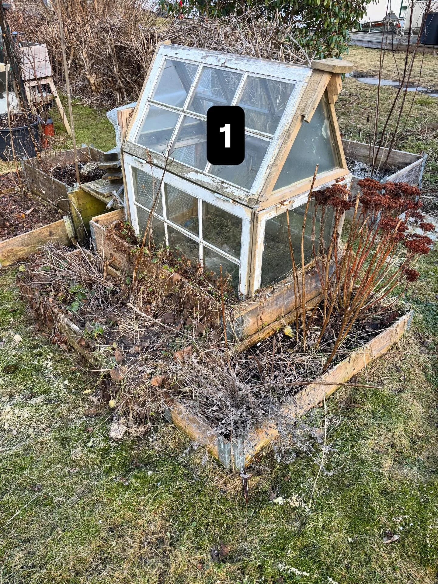 Gj&oslash;r det enkelt!
Sikkert flere enn meg som har begynt &aring; rydde litt i hagen n&aring;, ikke gj&oslash;r det mer komplisert enn du trenger. 
Jeg lar alt st&aring; over vinteren, stauder, gr&oslash;nnsaksplanter og sommerblomster f&aring;r v