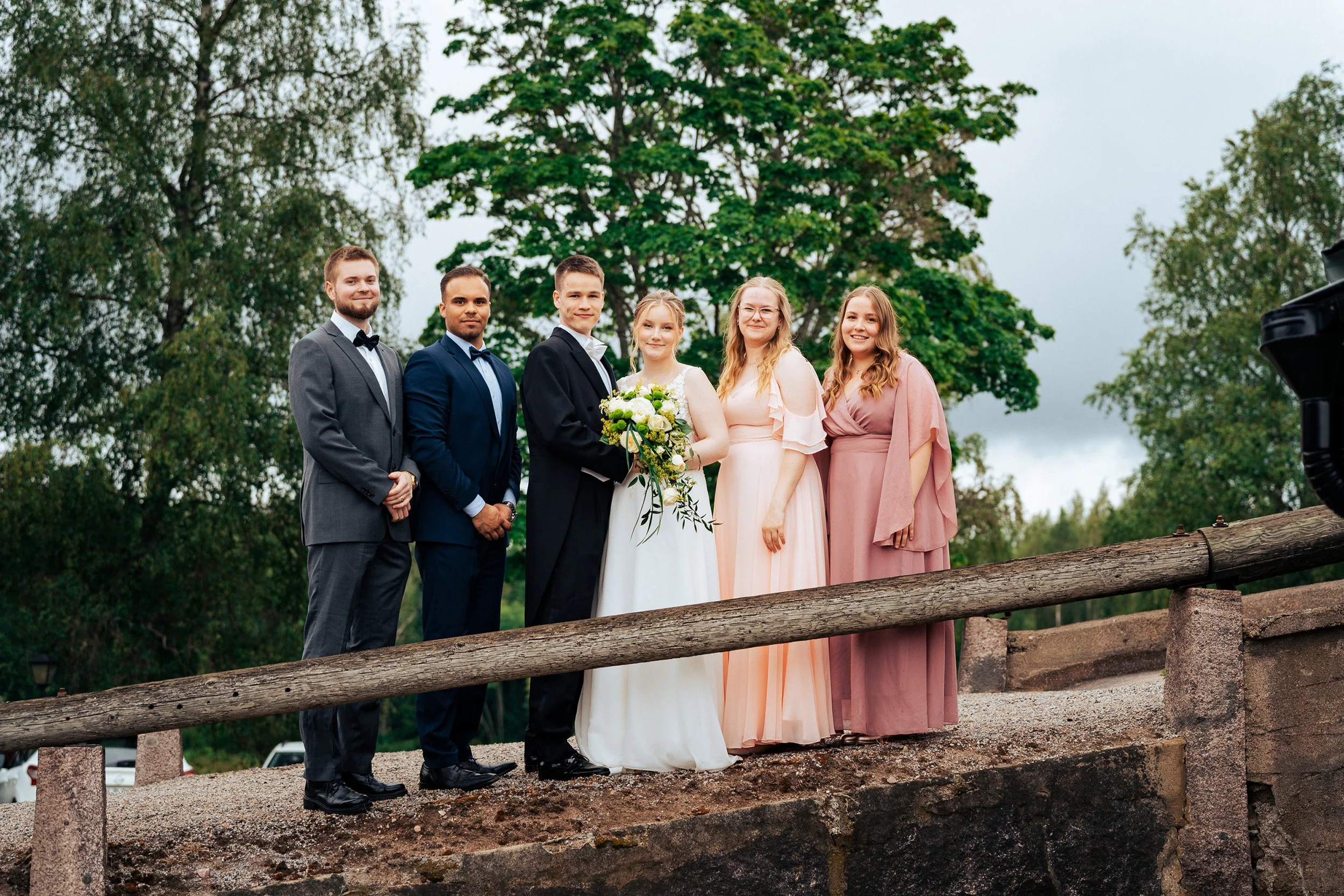 Bestmanit, hääpari ja kaasot juhlatunnelmissa Pukkilan kartanolla Salossa - hyvän mielen valokuvaaja Sami Turunen.