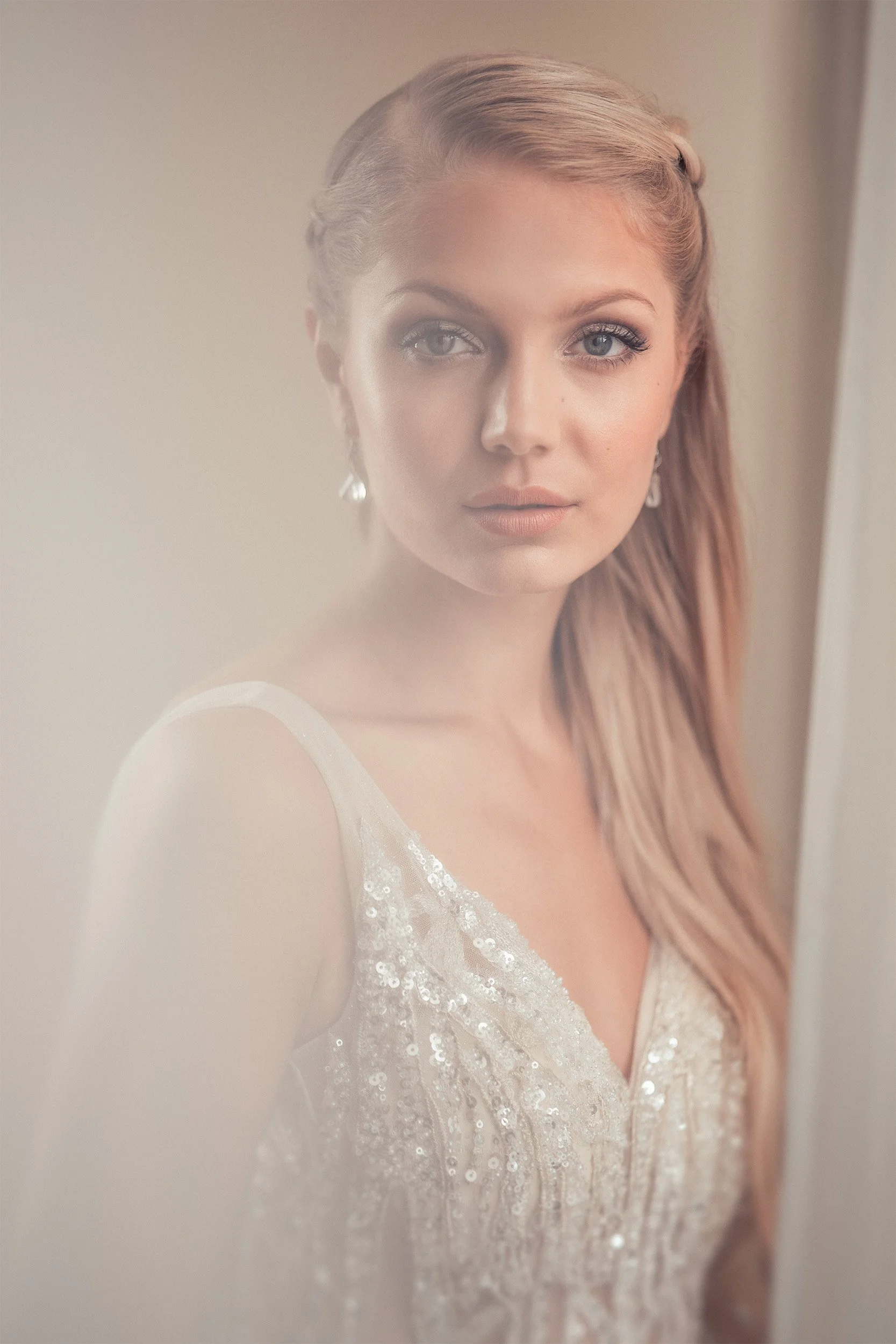 Morsiuskuvaus studiolla. Valokuvaus: Sami Turunen, malli: Nona Söderlund, puku: Mecco, muah: Sanni Pohjalainen. Bridal portraits in Helsinki.