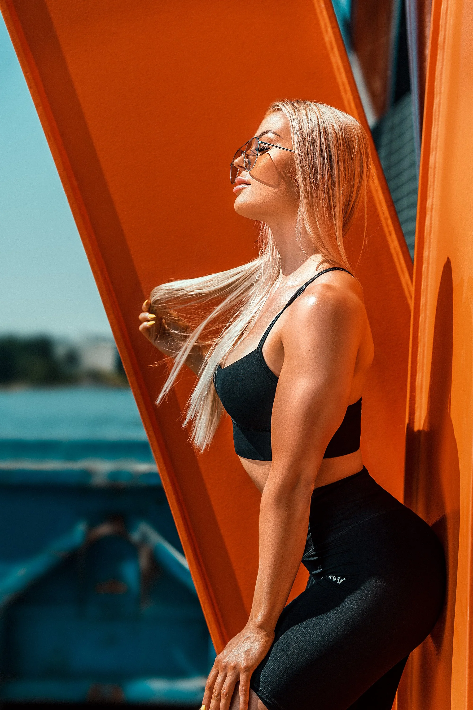 Julia Heikkinen värikkäässä ja sporttisessa muotokuvassa HTC-talojen edessä. Muotokuvaus Helsinki – hyvän mielen valokuvaaja Sami Turunen.