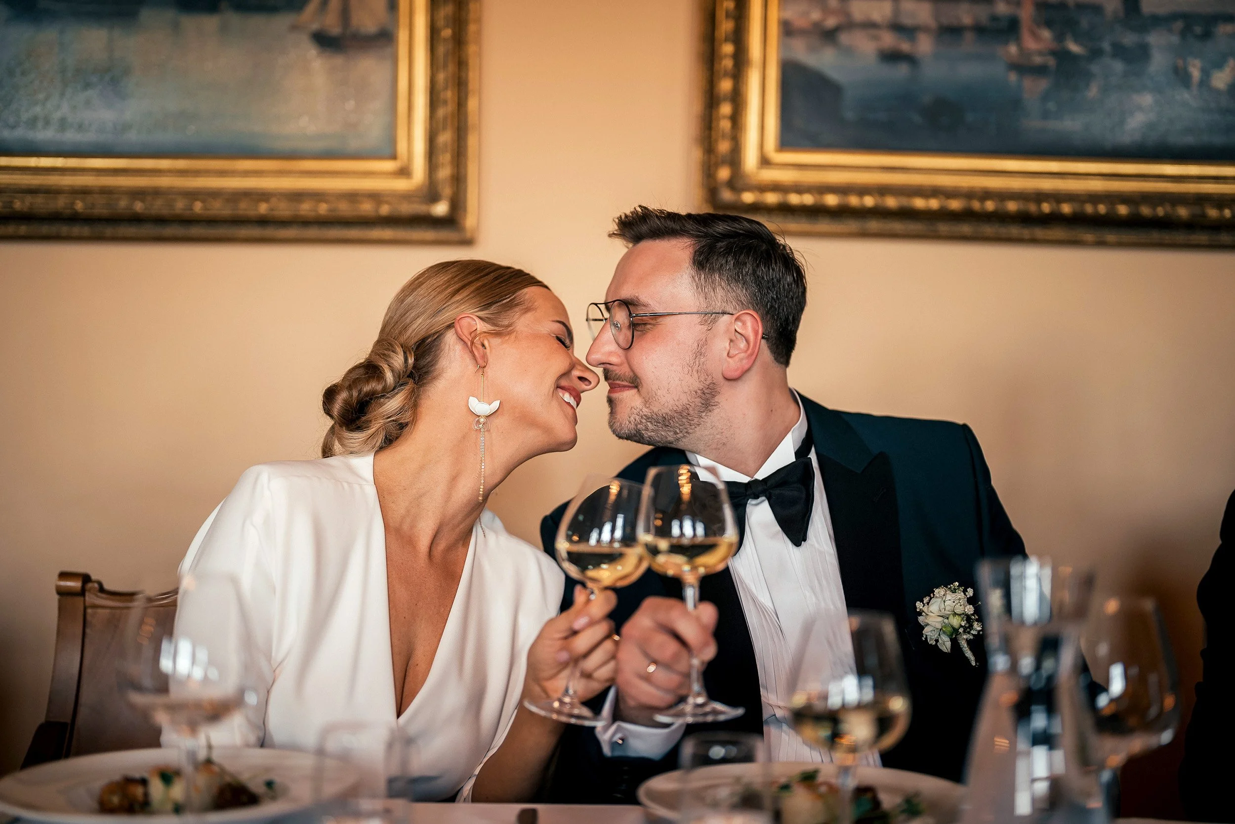 Onnellinen hääpari suutelee juhlapaikalla Restaurant Havenissa. Hääkuvaus Helsinki - Hyvän mielen hääkuvaaja Sami Turunen.