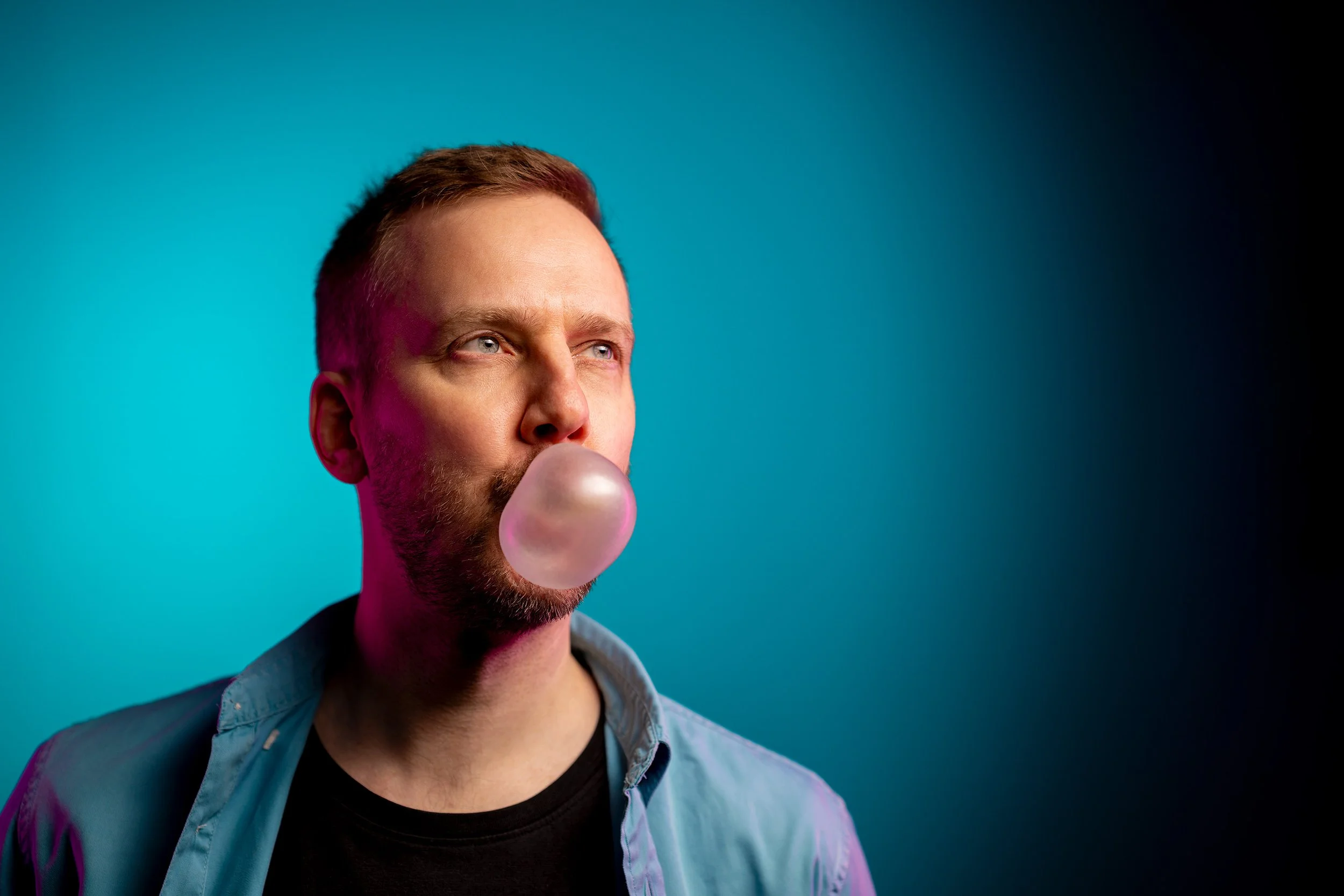 Indieartisti Antti Kokkomäki puhaltaa purkkakuplaa promokuvassa. Musiikki- ja promokuvaus – valokuvaaja Sami Turunen.