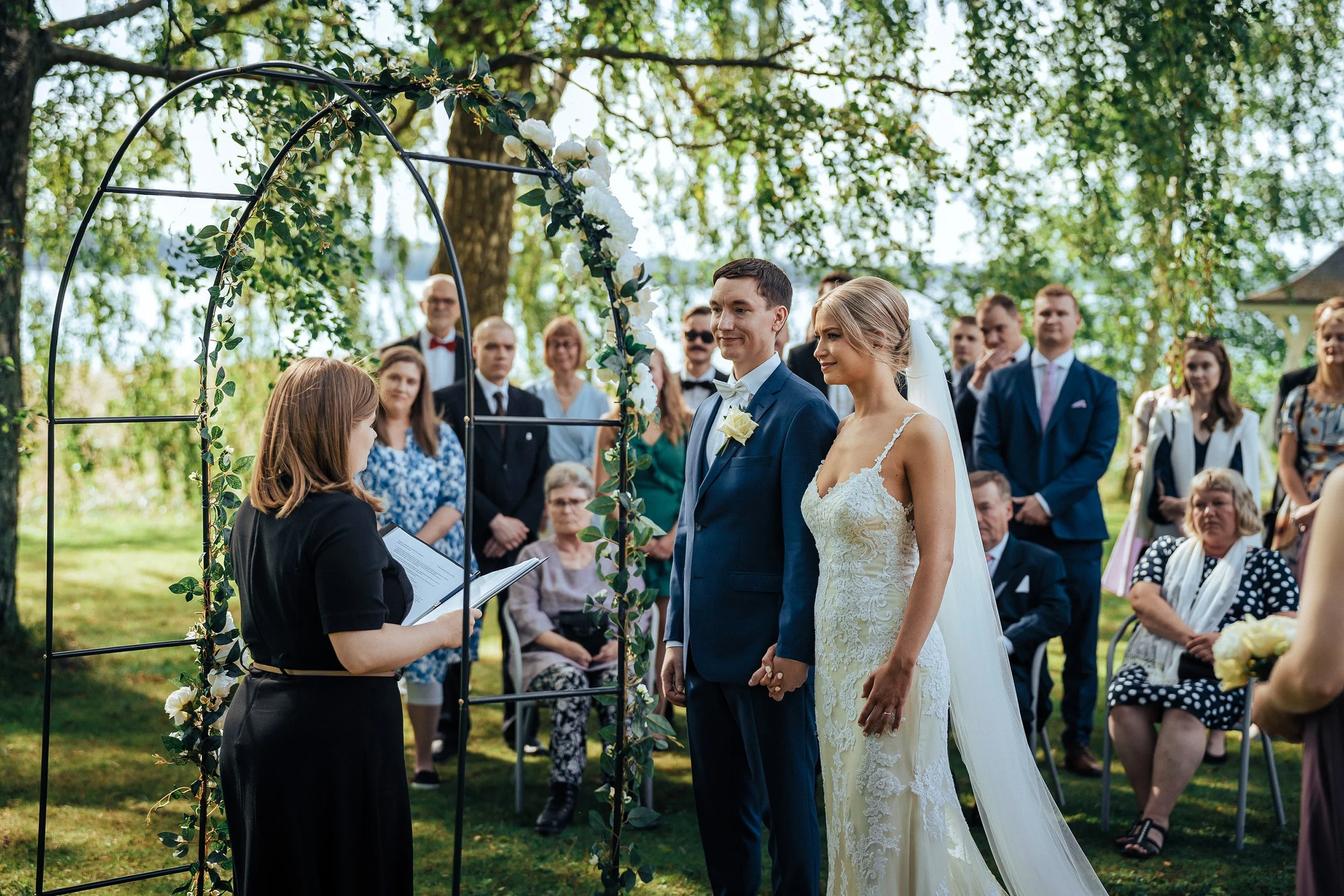 Hääparin vihkiminen Kalastajatorpan kesämaisemissa. Hääkuvaus Helsinki – hyvän mielen valokuvaaja Sami Turunen.