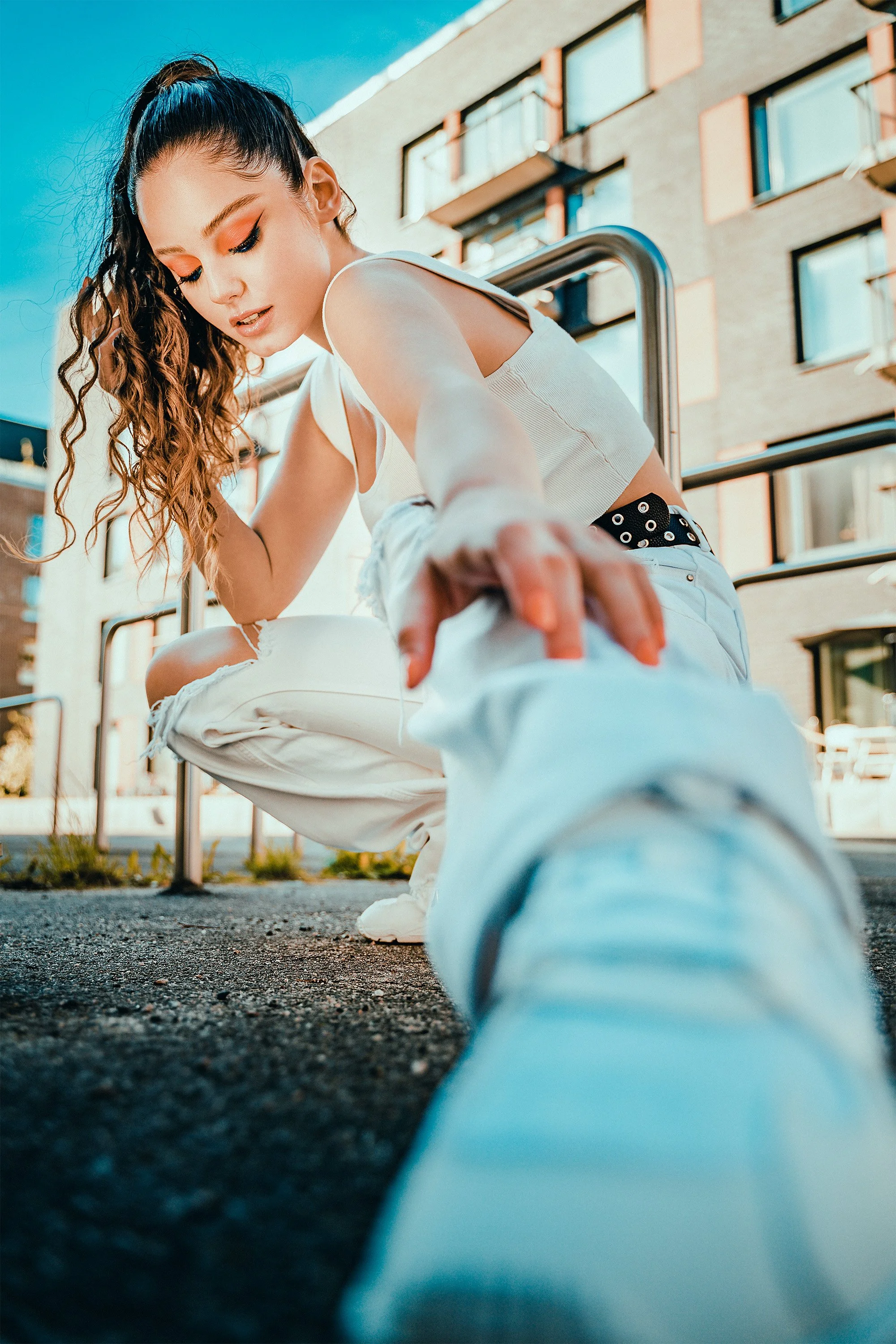 Sally Gabechava fashion-tyylisessä street-muotokuvassa Helsingissä. Meikki: Maria Boucht. Muotokuvaus Helsinki – hyvän mielen valokuvaaja Sami Turunen.