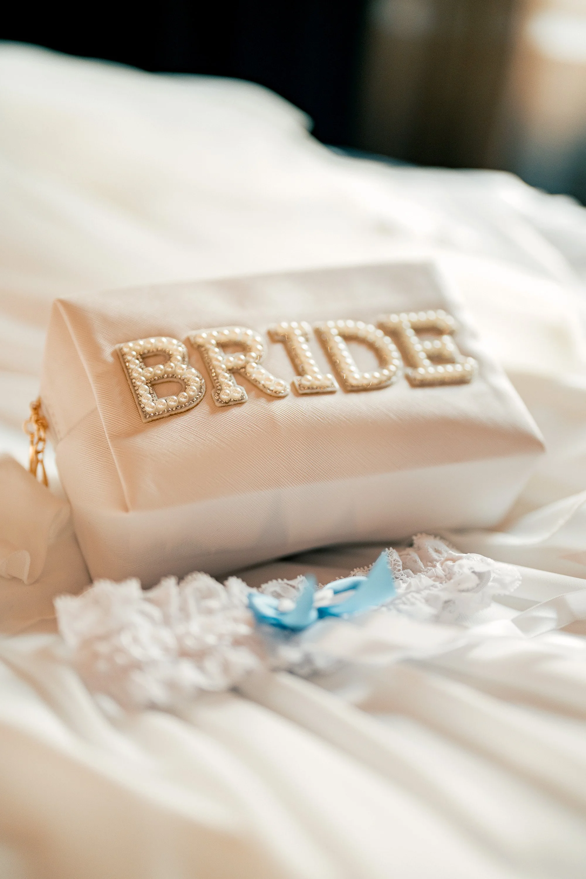 Morsiamen Bride-kirjaimilla koristeltu käsilaukku ja sukkanauha Hotel NH Collectionissa Helsingissä. Hääkuvaus Helsinki - Hyvän mielen hääkuvaaja Sami Turunen.