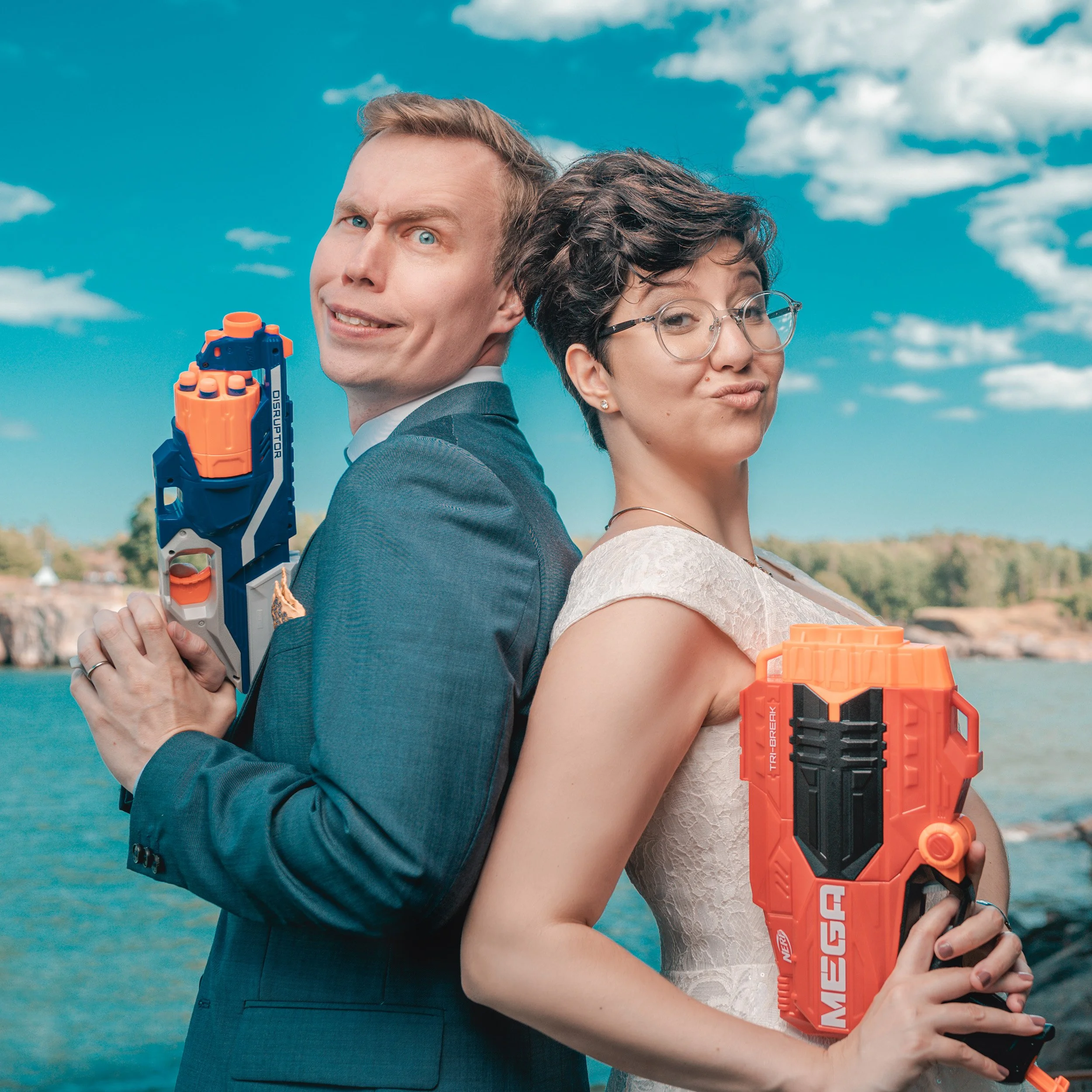 Hääpari hassuttelee salaisina agentteina nerf-pistoolit kädessä hullunkurisessa potretissa Suomenlinnassa. Kreikkalaista elämäniloa ja suomalaista heittäytymistä. Hääkuvaus Helsinki - Hyvän mielen hääkuvaaja Sami Turunen.
