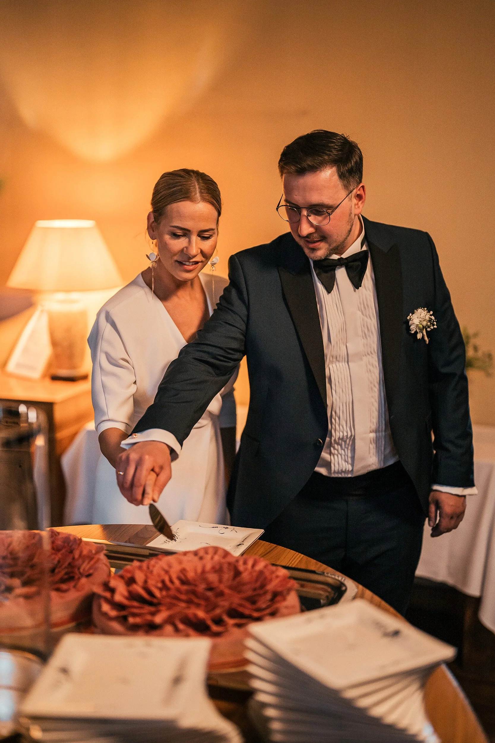 Hääpari leikkaa perinteisesti hääkakun juhlapaikka Restaurant Havenissa. Hääkuvaus Helsinki – hyvän mielen hääkuvaaja Sami Turunen.