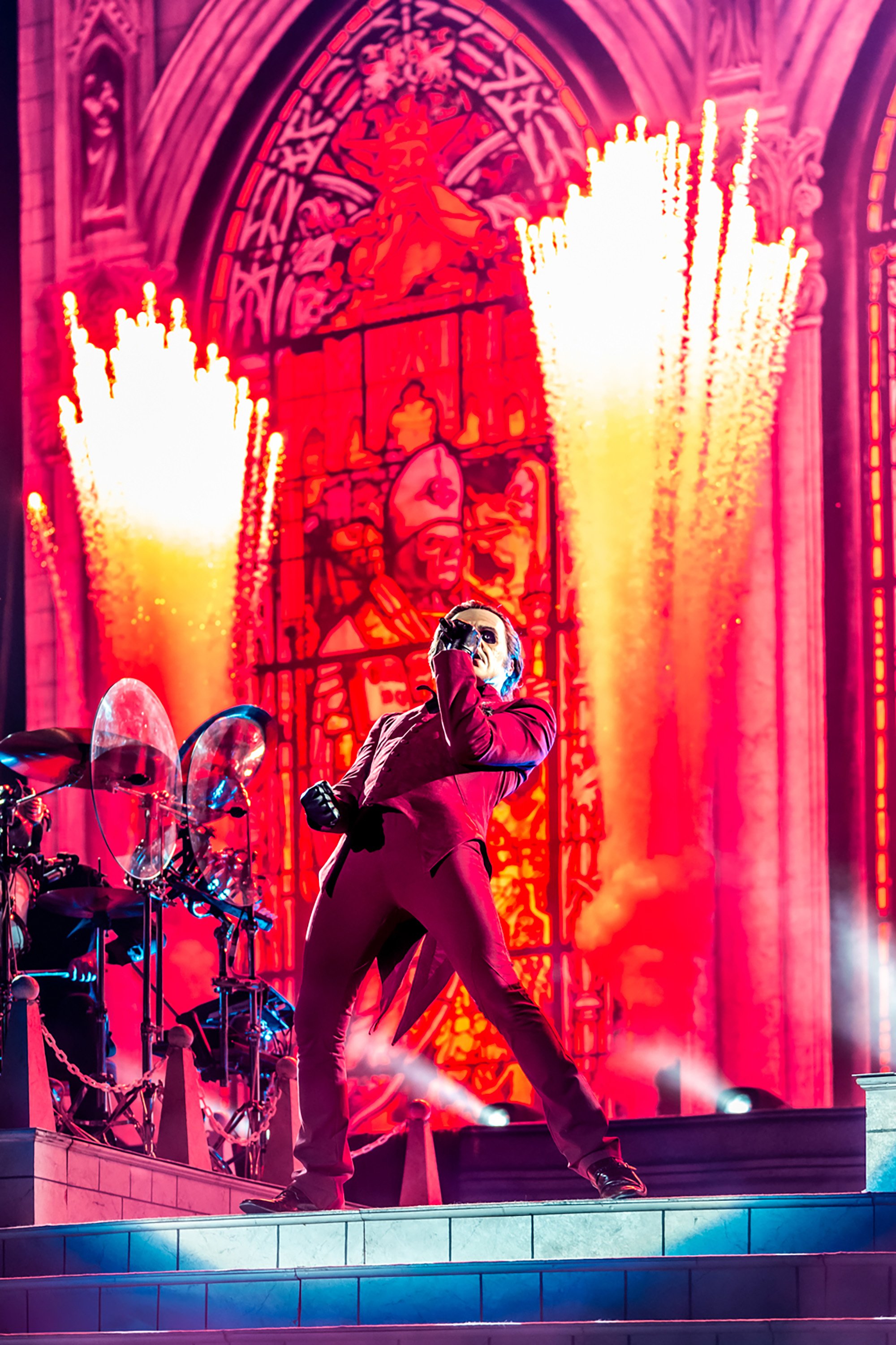 Ghostin mystinen keulahahmo Tobias Forge pyroefektien keskellä. Musiikki- ja konserttikuvaus – valokuvaaja Sami Turunen.