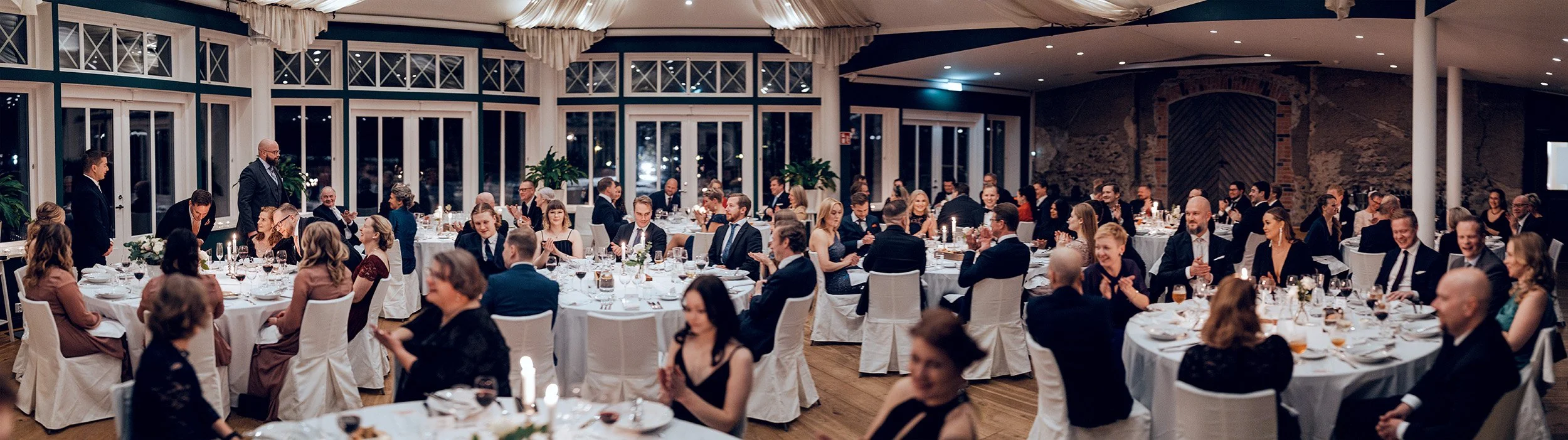 Panoramauvassa sulhasen puhe juhlaväelle Mustion kartanon Linnankrouvin paviljongissa. Hääkuvaus Raasepori - Hyvän mielen hääkuvaaja Sami Turunen.