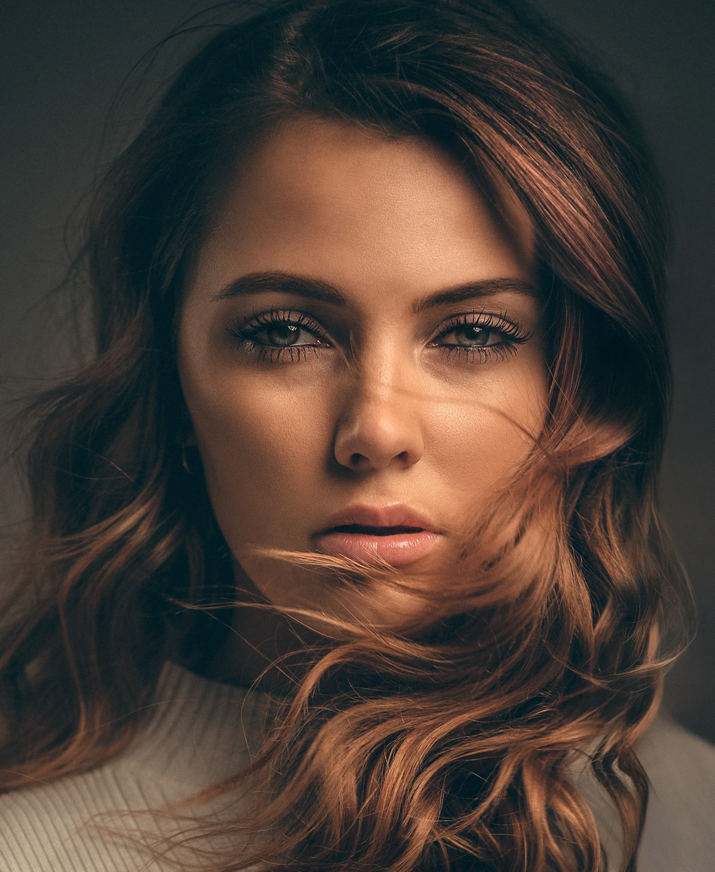 Nea Seppälä beauty-henkisessä headshot-muotokuvassa studiossa. Muotokuvaus Helsinki – hyvän mielen valokuvaaja Sami Turunen.