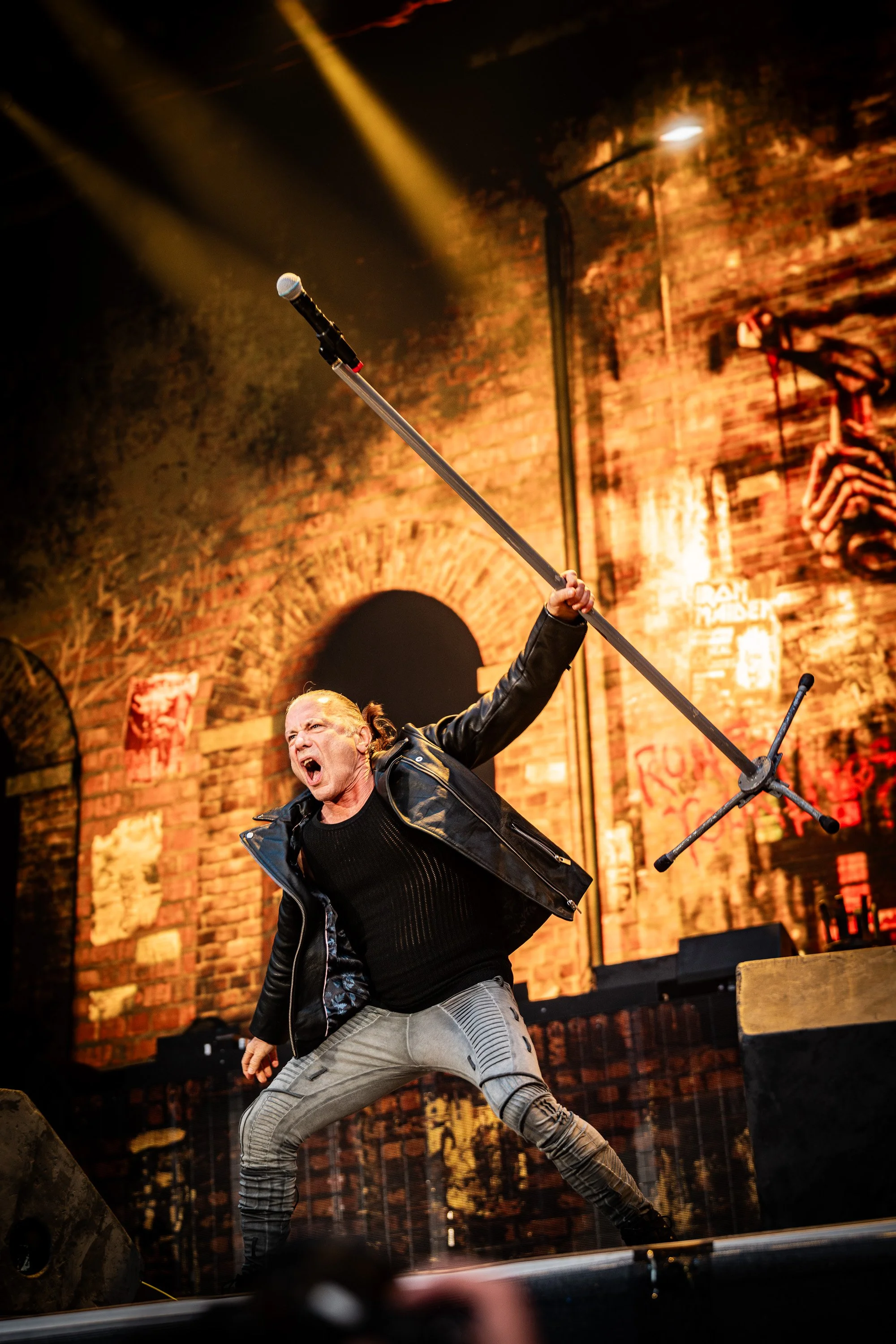 Hevimusiikin jättiläinen Iron Maiden Bruce Dickinsonin johdolla Helsingin olympiastadionilla. Musiikki- ja konserttikuvaus – valokuvaaja Sami Turunen.