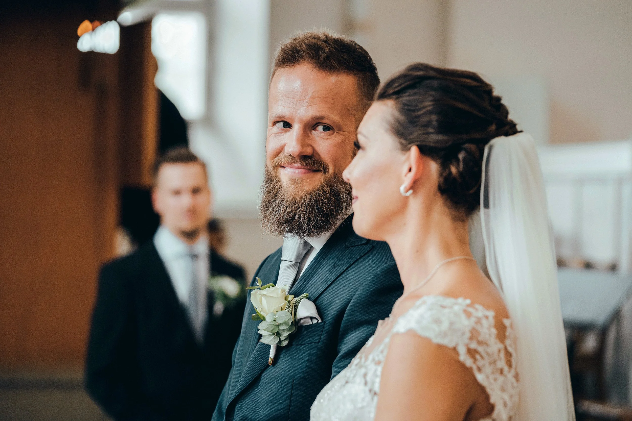 Sulhanen saa tahdon Suomenlinnan kirkossa. Hääkuvaus Helsinki - Hyvän mielen hääkuvaaja Sami Turunen.