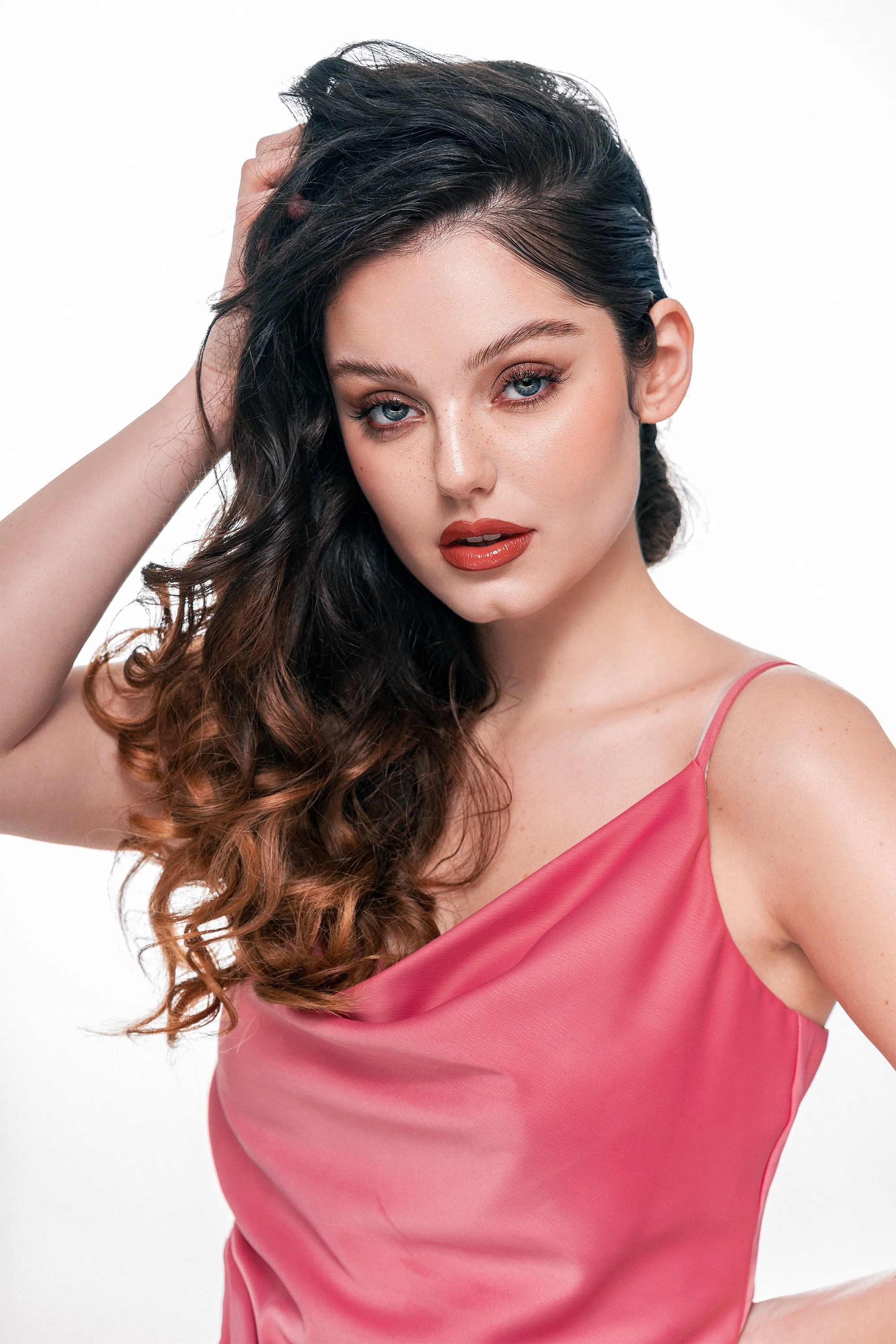 Sally Gabechava beauty- ja fashion-henkisessä muotokuvassa studiossa. Meikki: Maria Boucht. Muotokuvaus Helsinki – hyvän mielen valokuvaaja Sami Turunen.