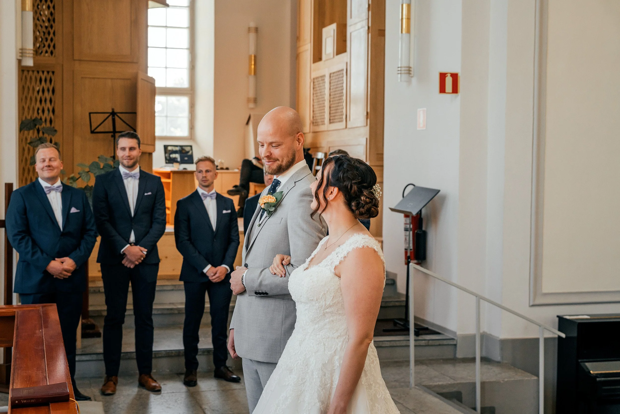Sulhanen sanoo tahdon Suomenlinnan kirkossa. Hääkuvaus Helsinki – hyvän mielen hääkuvaaja Sami Turunen.