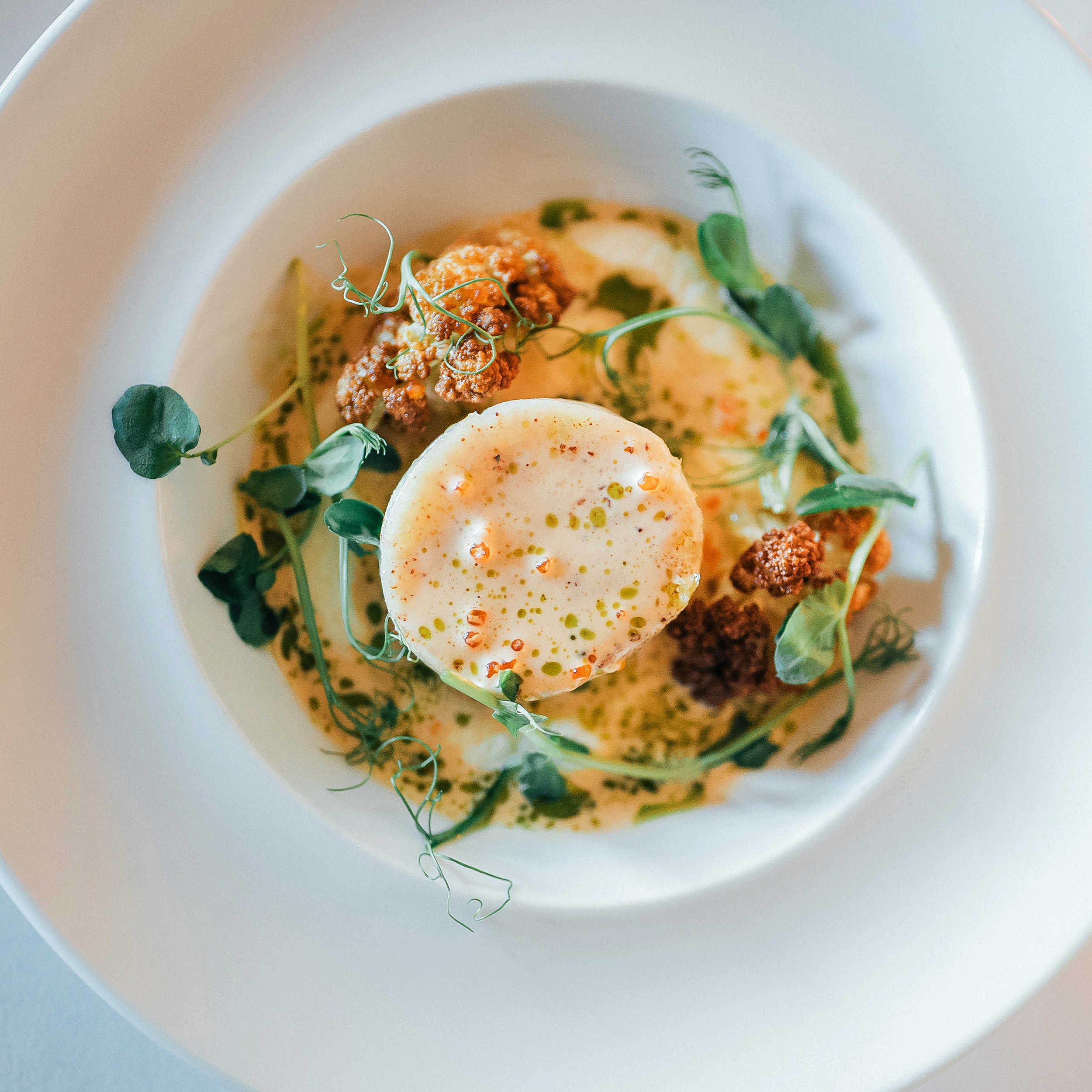 Fiiliskuvassa alkuruoka Restaurant Havenissa. Hääkuvaus Helsinki – hyvän mielen hääkuvaaja Sami Turunen.